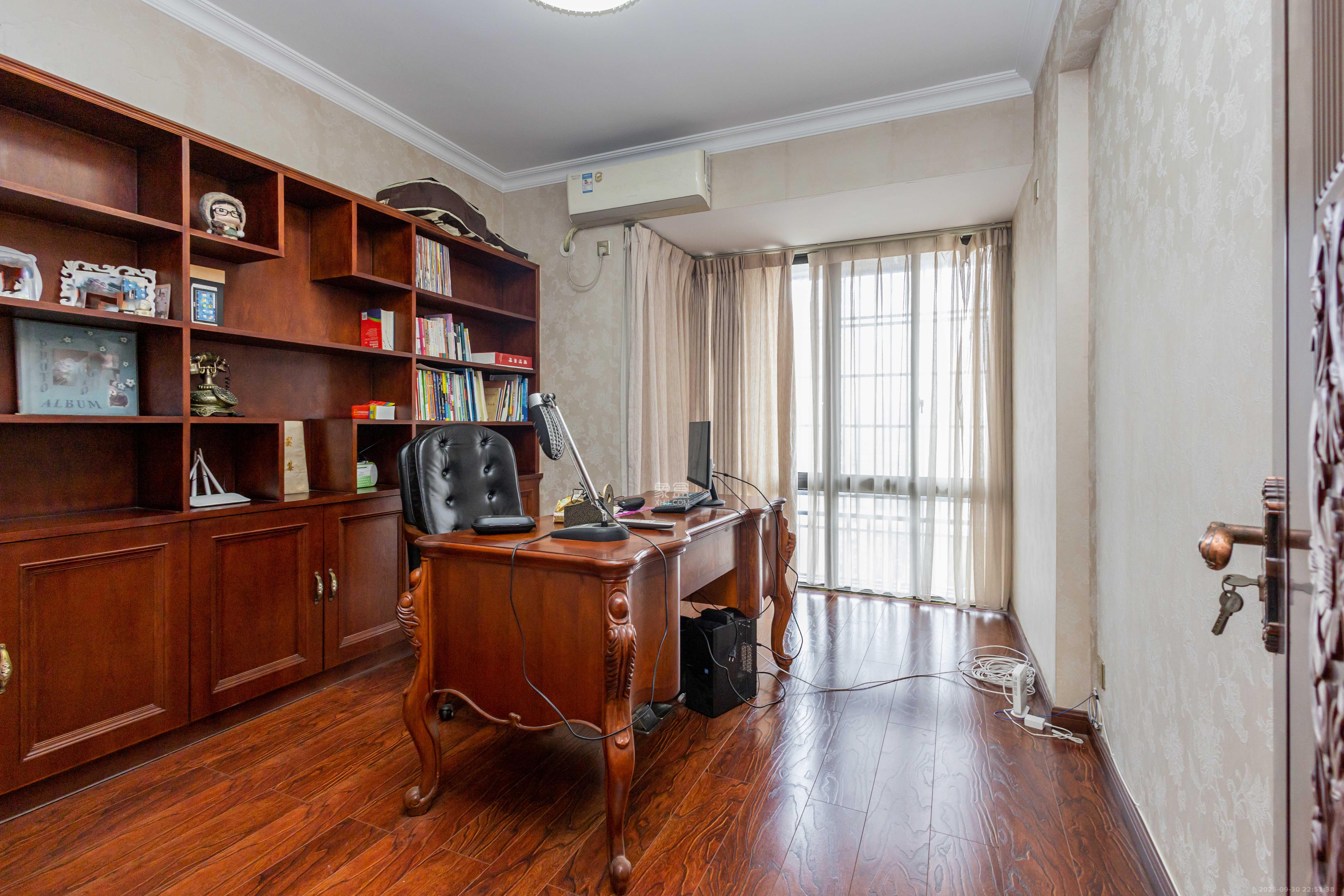 东岸梅园小区 4室2厅2卫 140.0万 东岸梅园小区 4室2厅2卫 140.0万卧室