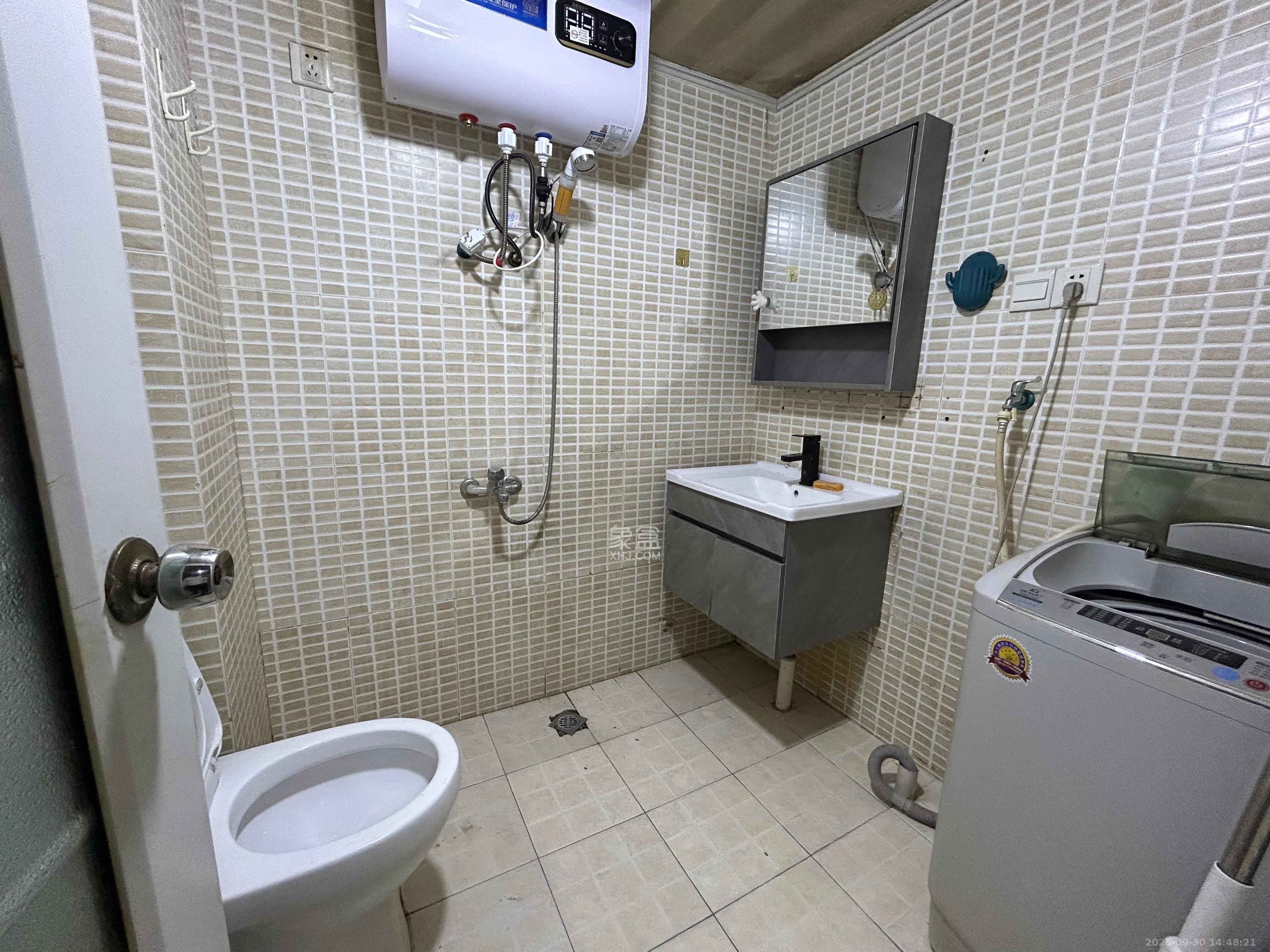 QQ生活馆  1室1厅1卫    1600.0元/月 QQ生活馆  1室1厅1卫    1600.0元/月室内图