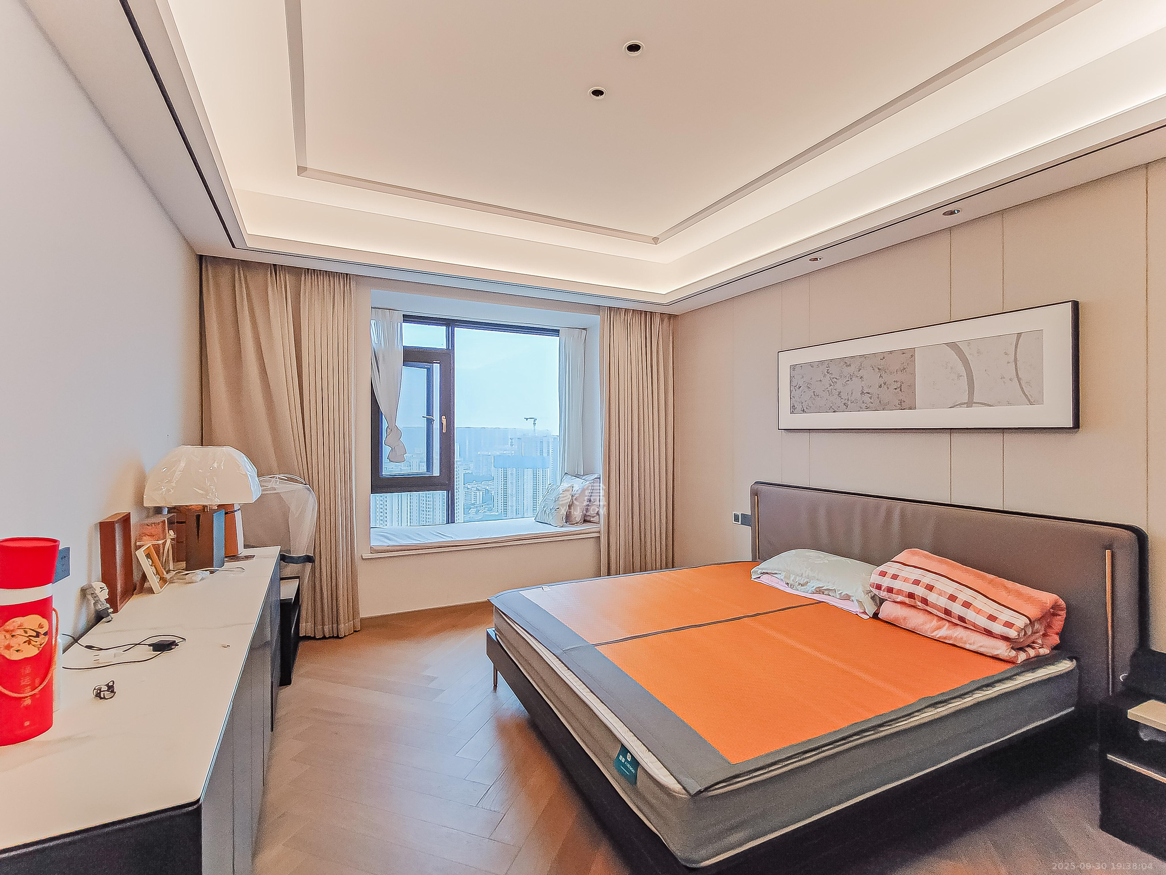 中建江山壹号  1室2厅4卫    880.0万卧室