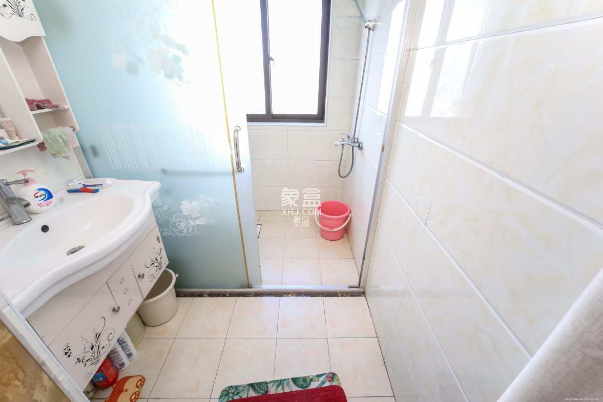 天下一家 3室2厅1卫 2700.0元/月 天下一家 3室2厅1卫 2700.0元/月室内图