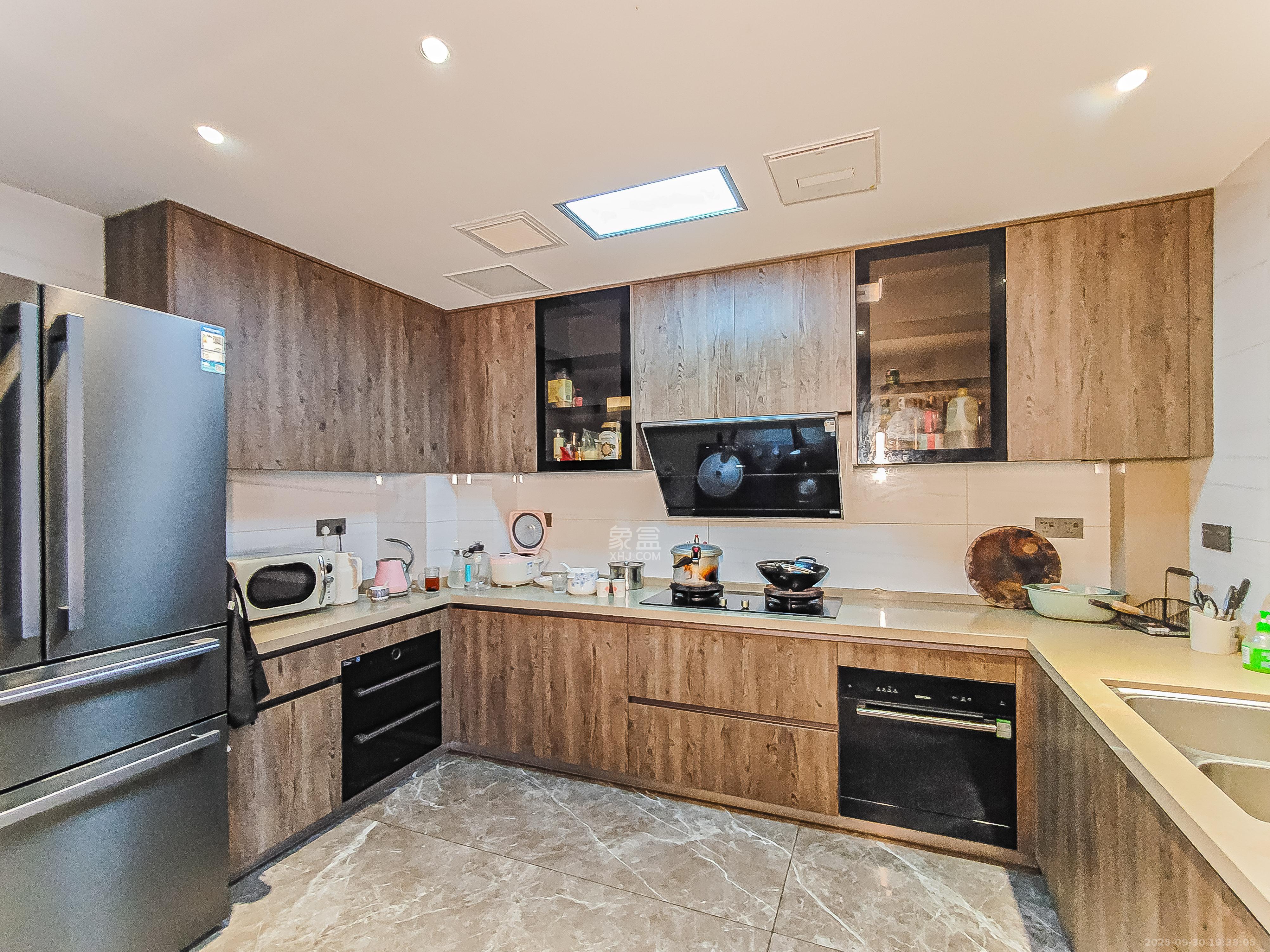 中建江山壹号  1室2厅4卫    880.0万厨房