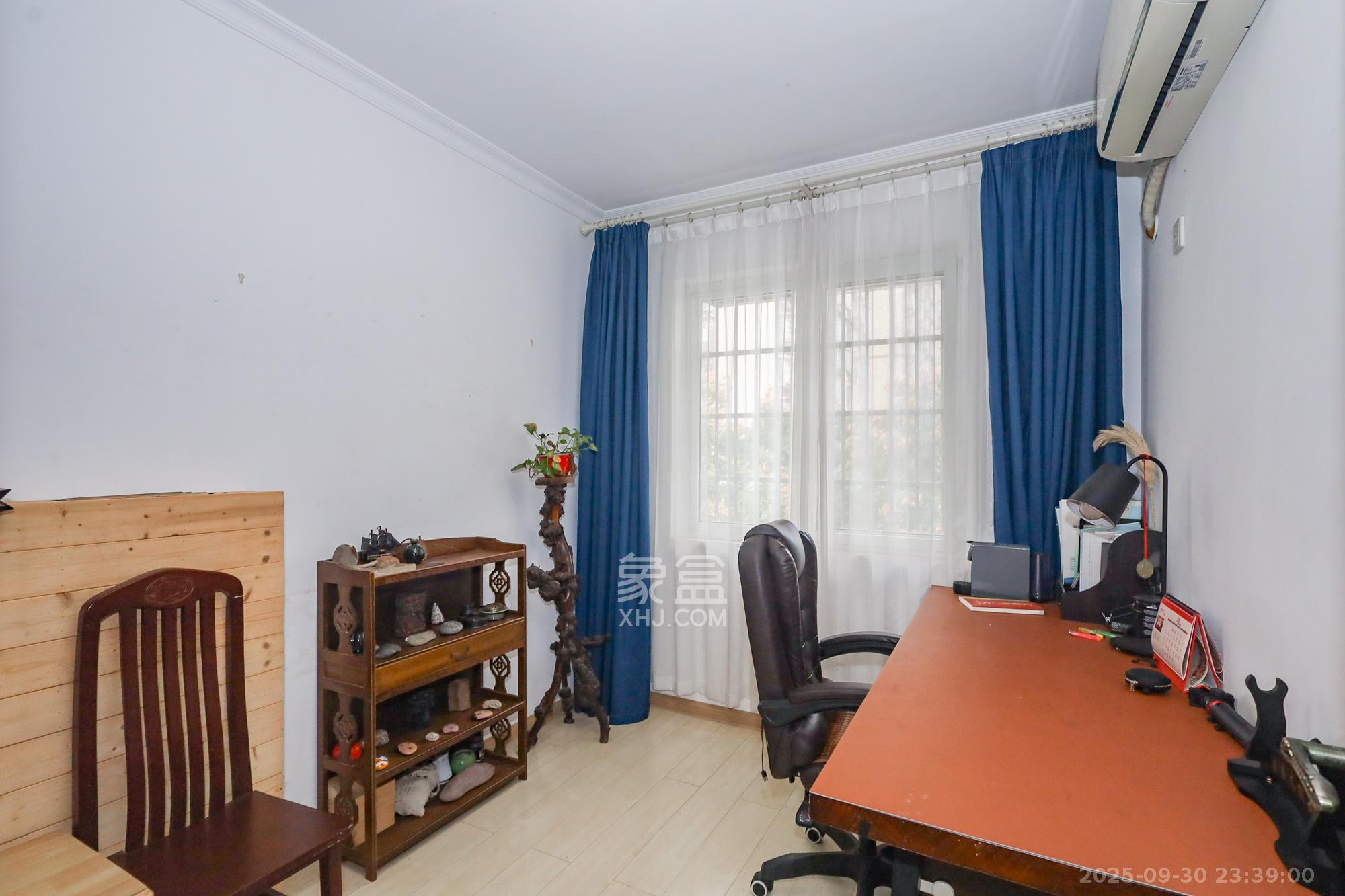 谷山乐园三期 3室2厅1卫 55.0万 谷山乐园三期 3室2厅1卫 55.0万卧室