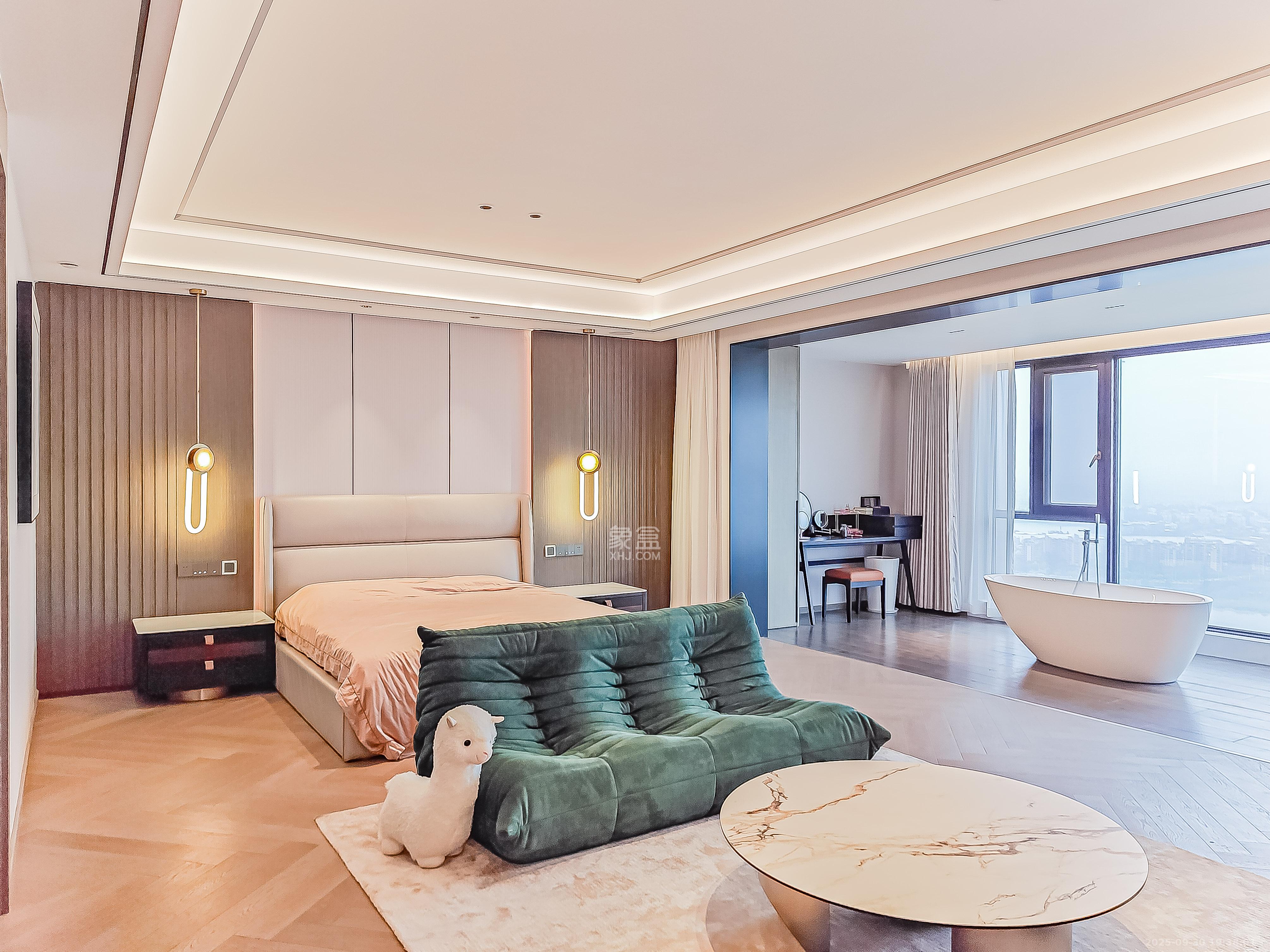 中建江山壹号  1室2厅4卫    880.0万卧室