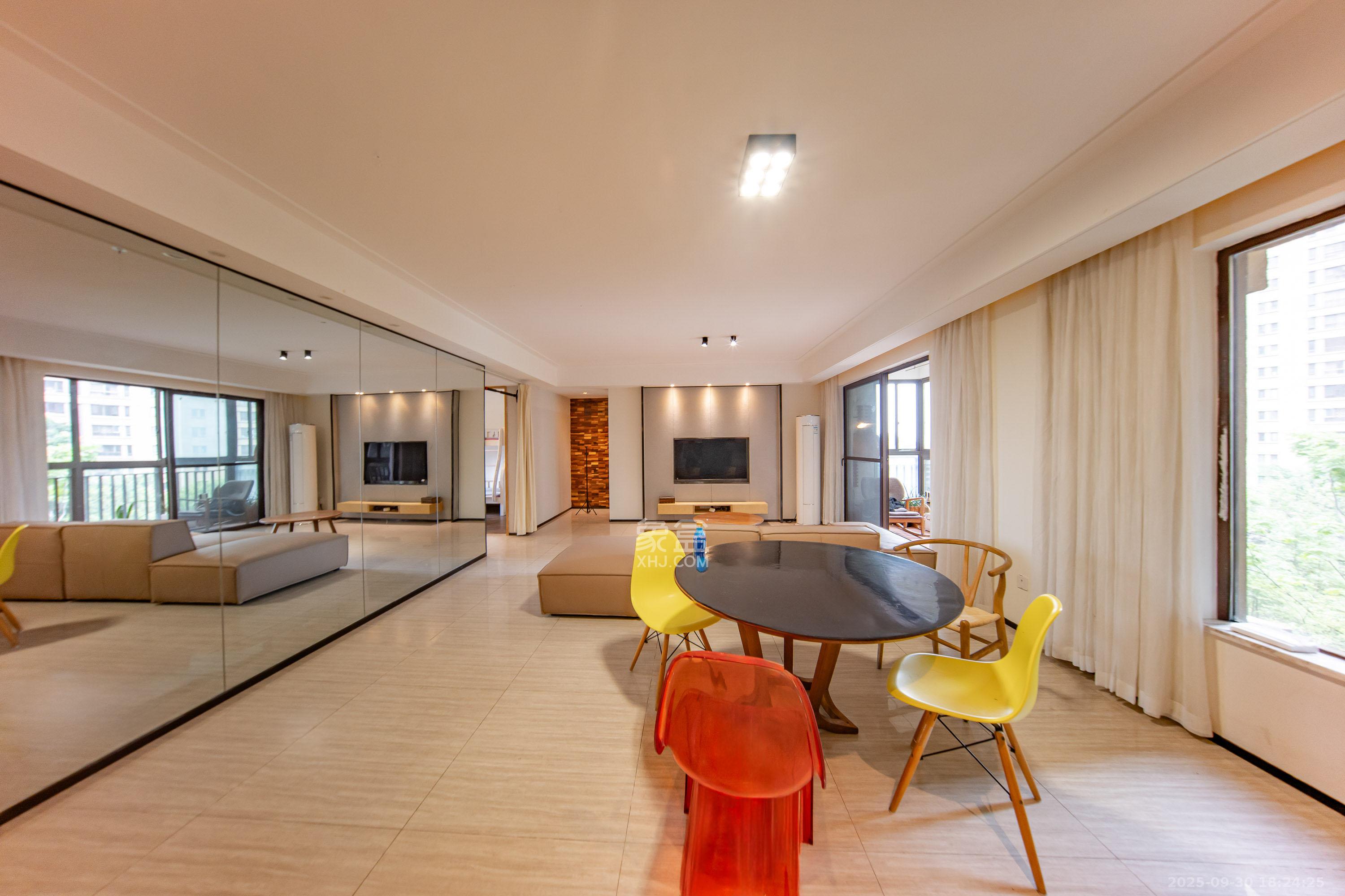 华润橡树湾 1室2厅2卫 100.0万 华润橡树湾 1室2厅2卫 100.0万客厅