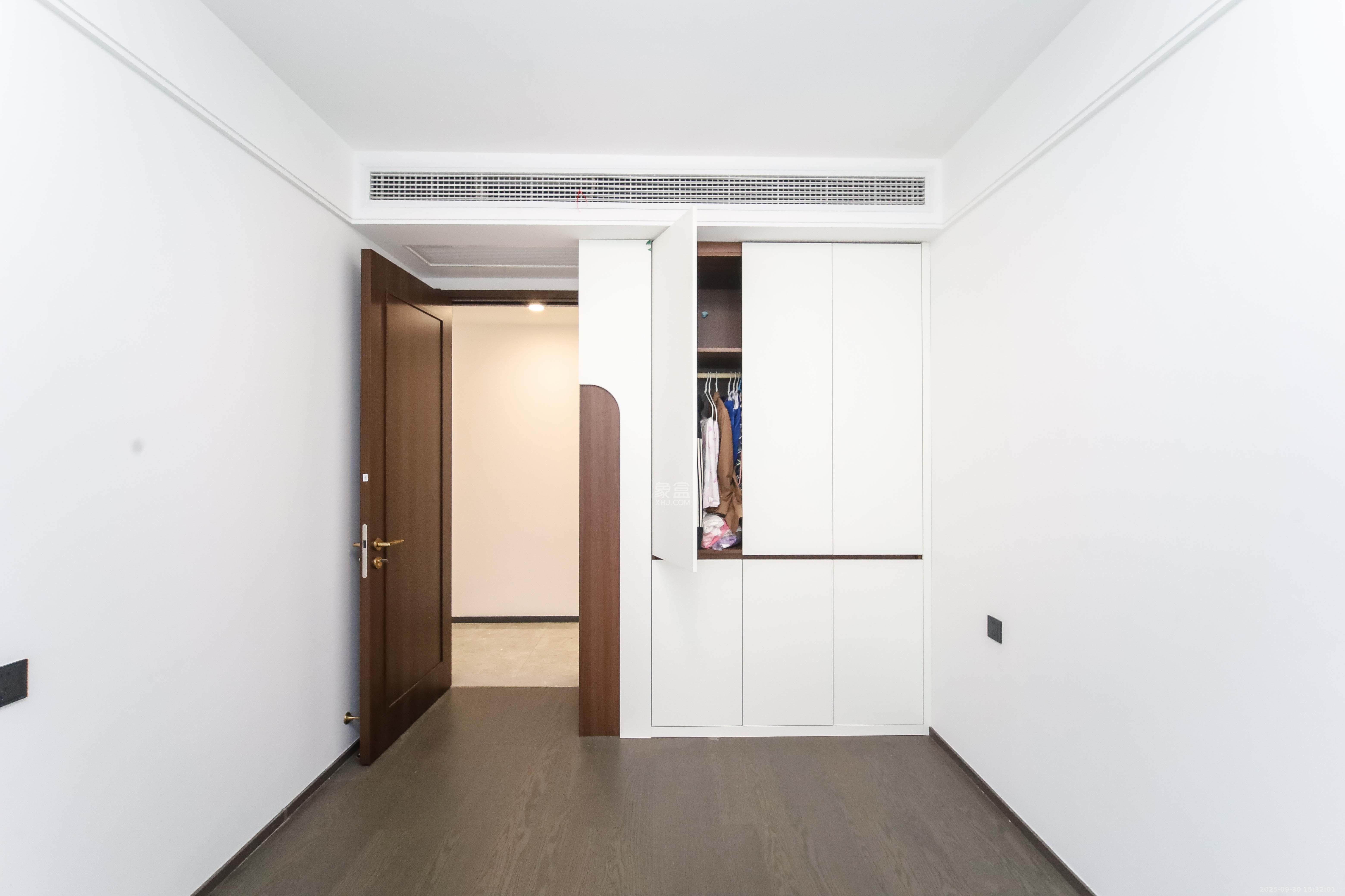 德奥上河城章 4室2厅2卫 230.0万 德奥上河城章 4室2厅2卫 230.0万卧室