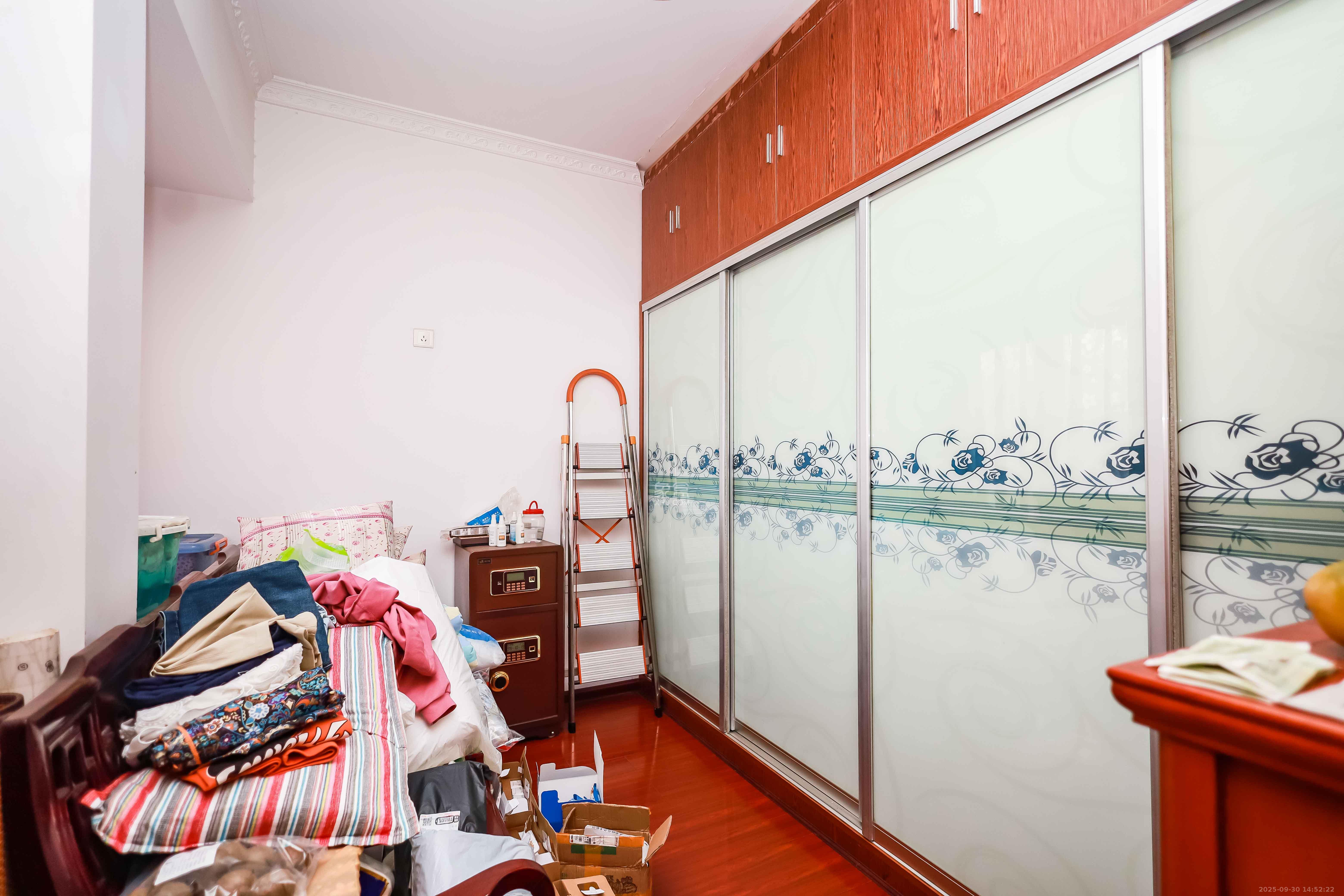 未来城科学家园 5室2厅3卫 165.0万 未来城科学家园 5室2厅3卫 165.0万卧室