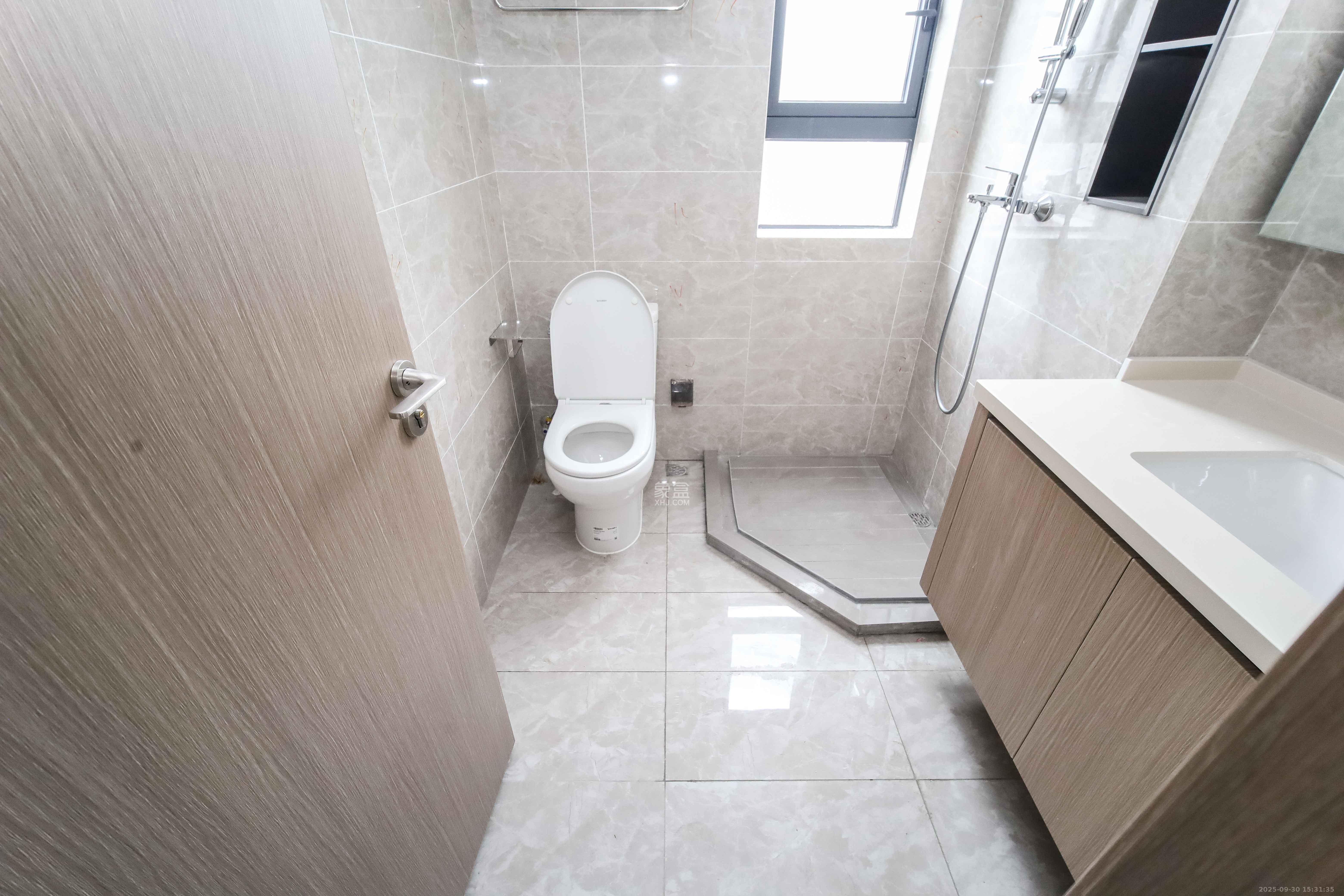 德奥上河城章  4室2厅2卫    228.0万卫生间