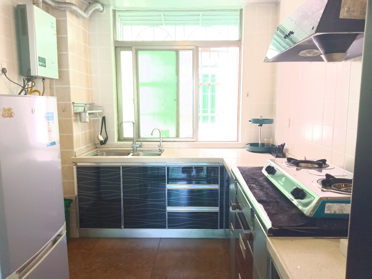 椰岛公寓 2室2厅1卫 2500.0元/月 椰岛公寓 2室2厅1卫 2500.0元/月室内图