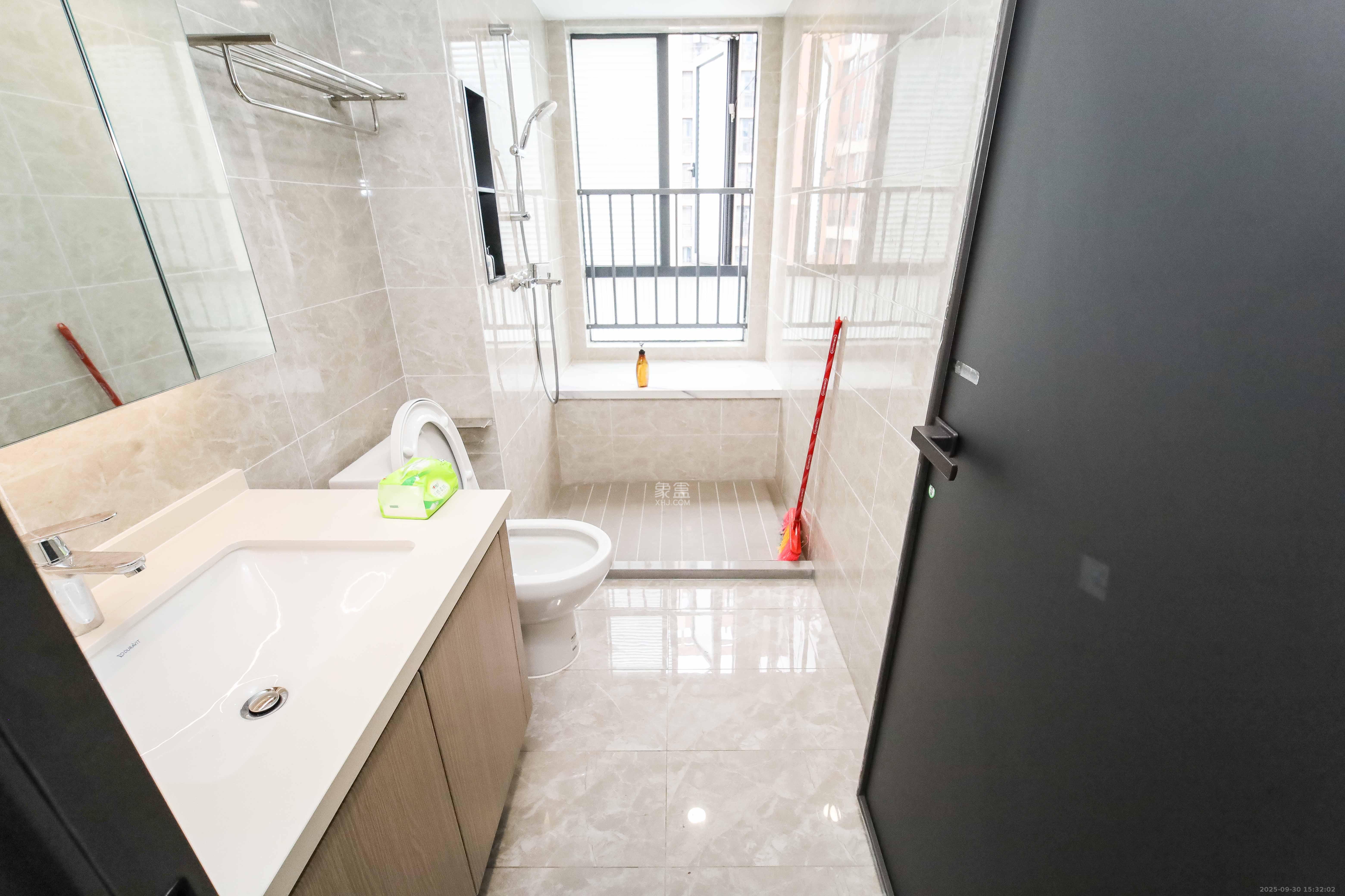 德奥上河城章 4室2厅2卫 230.0万 德奥上河城章 4室2厅2卫 230.0万卧室