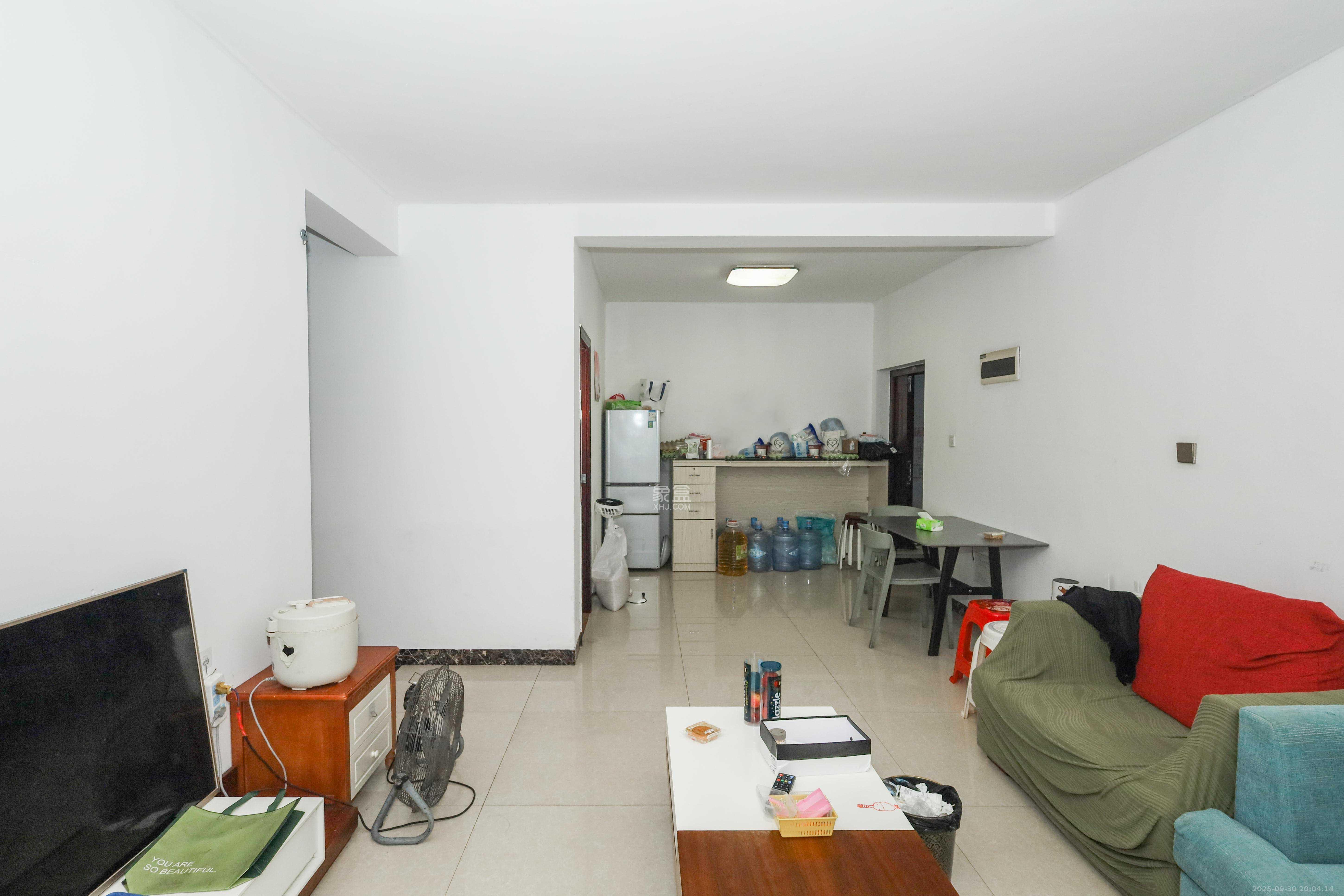 华侨假日中心（晟华苑）  4室2厅1卫    83.0万客厅