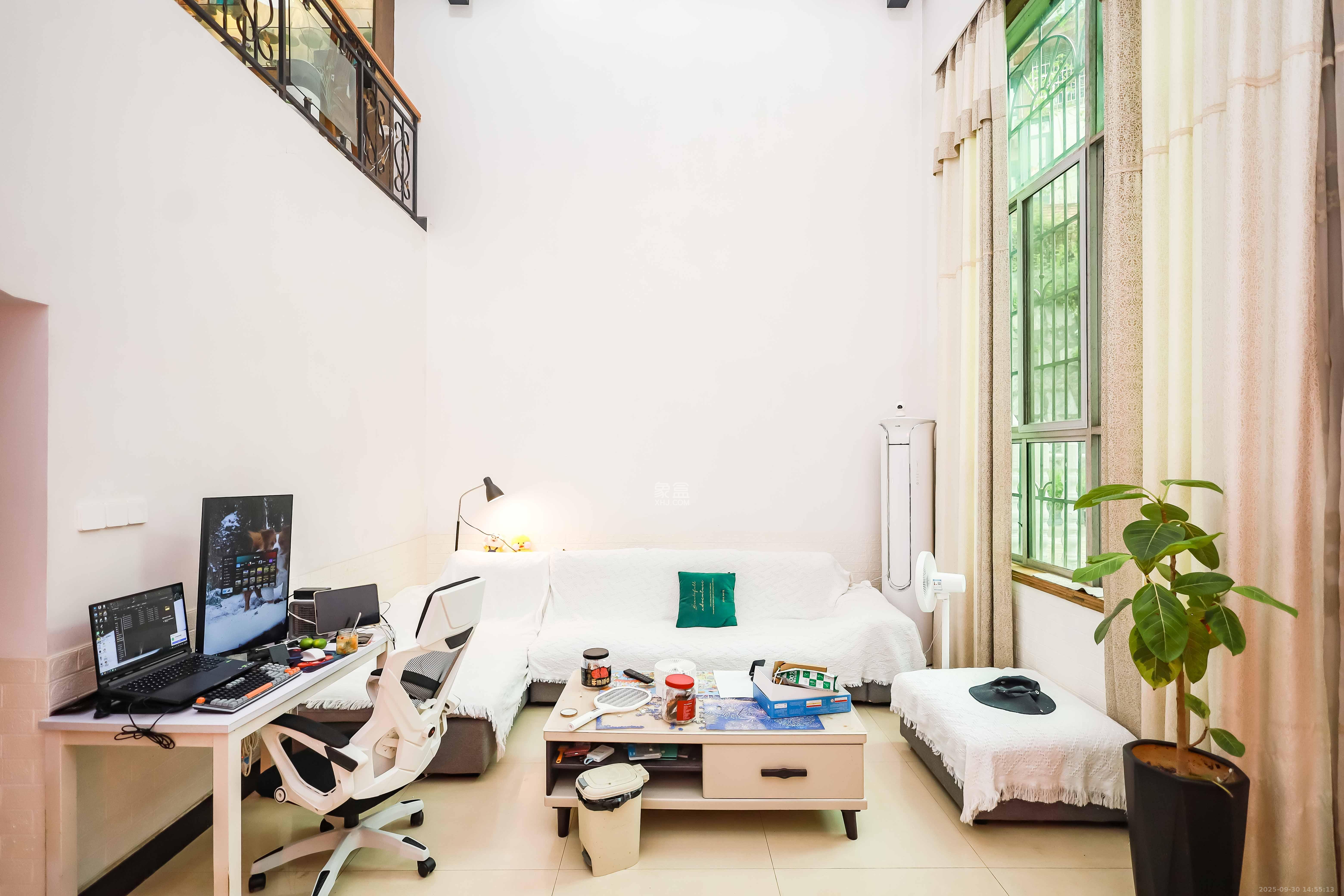 静园山庄  4室2厅3卫    179.0万客厅