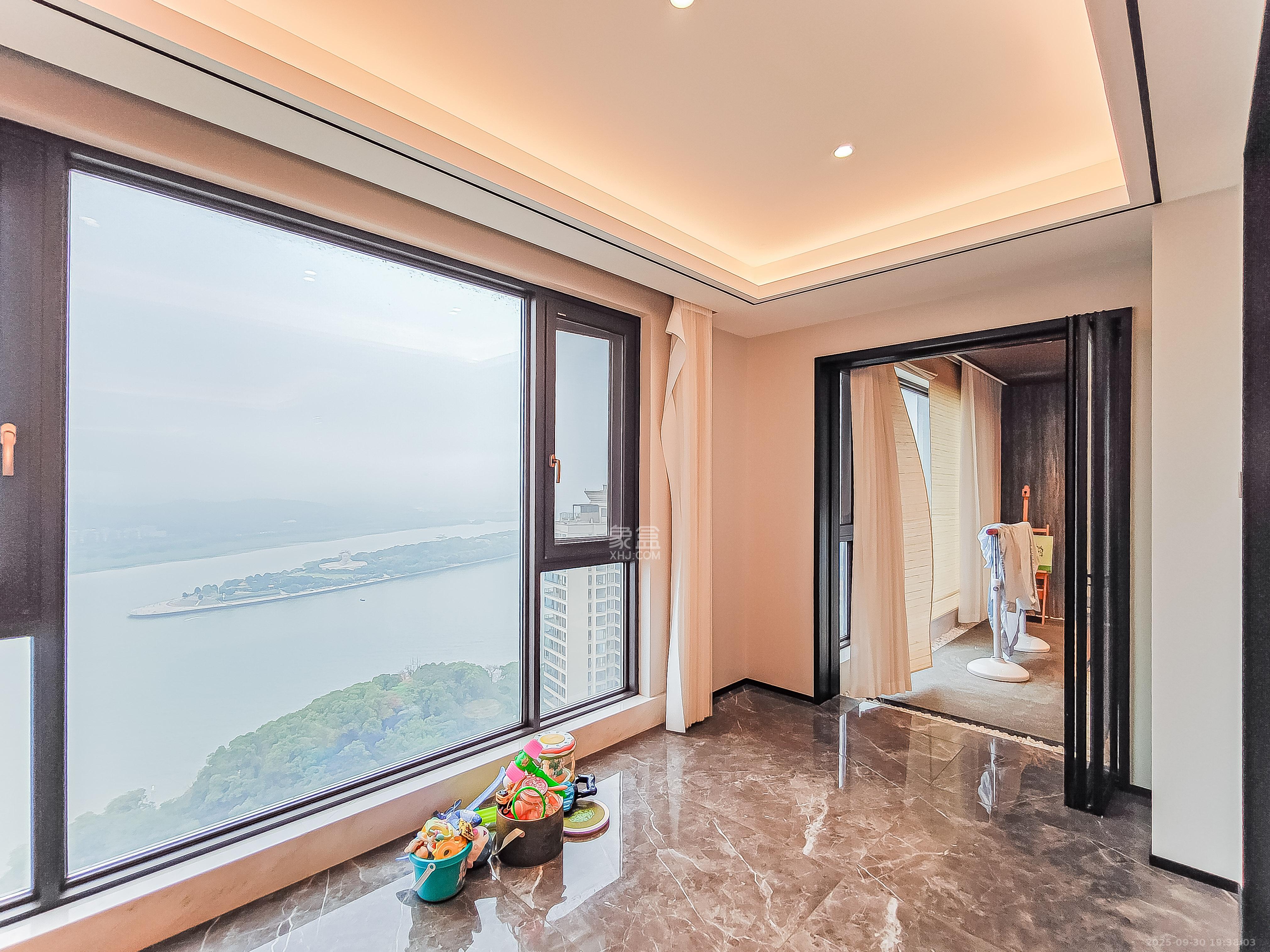 中建江山壹号  1室2厅4卫    880.0万阳台