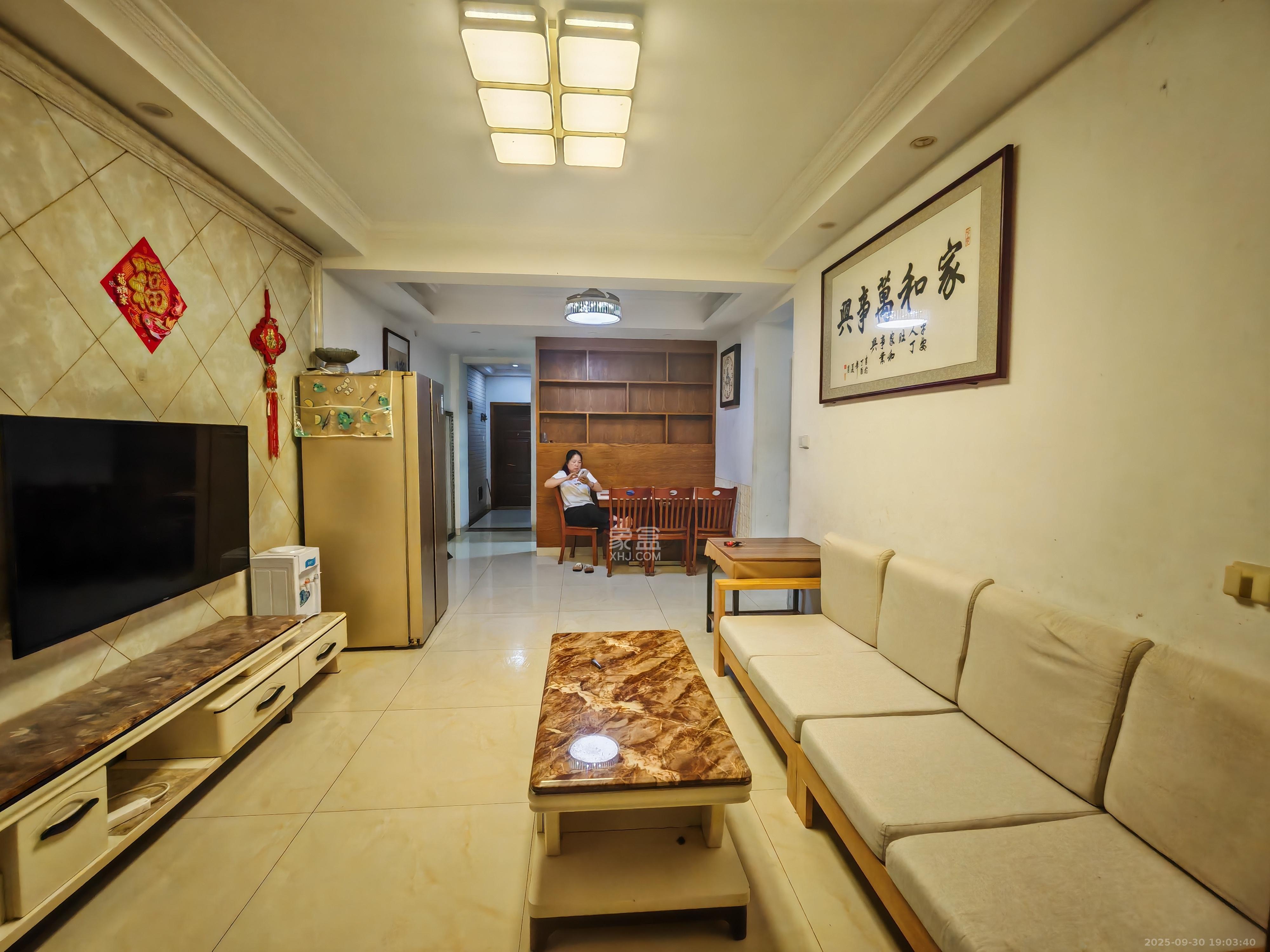 月亮湾草莓街区一、二期  3室2厅1卫    1800.0元/月室内图