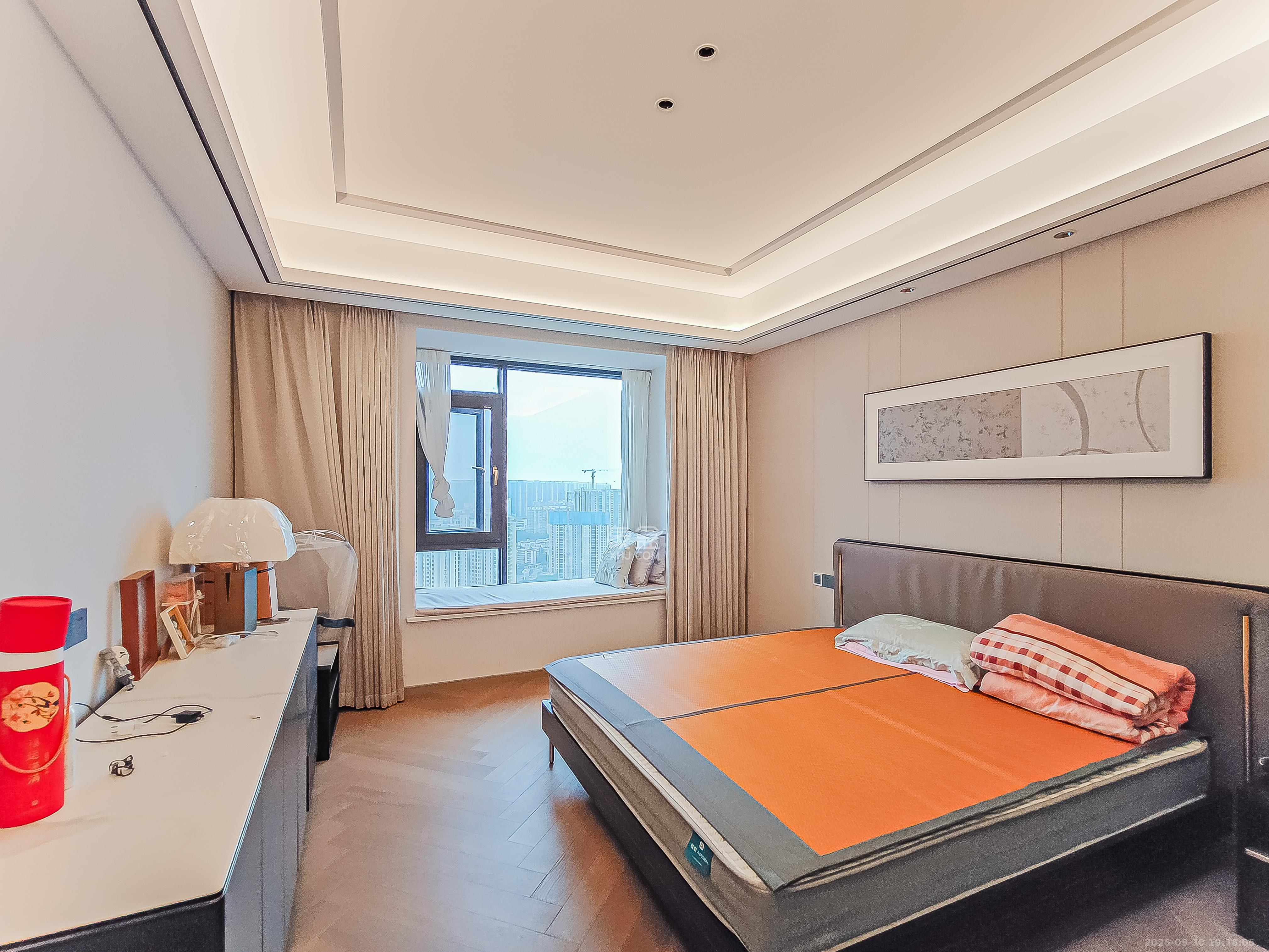 中建江山壹号  1室2厅4卫    880.0万卧室