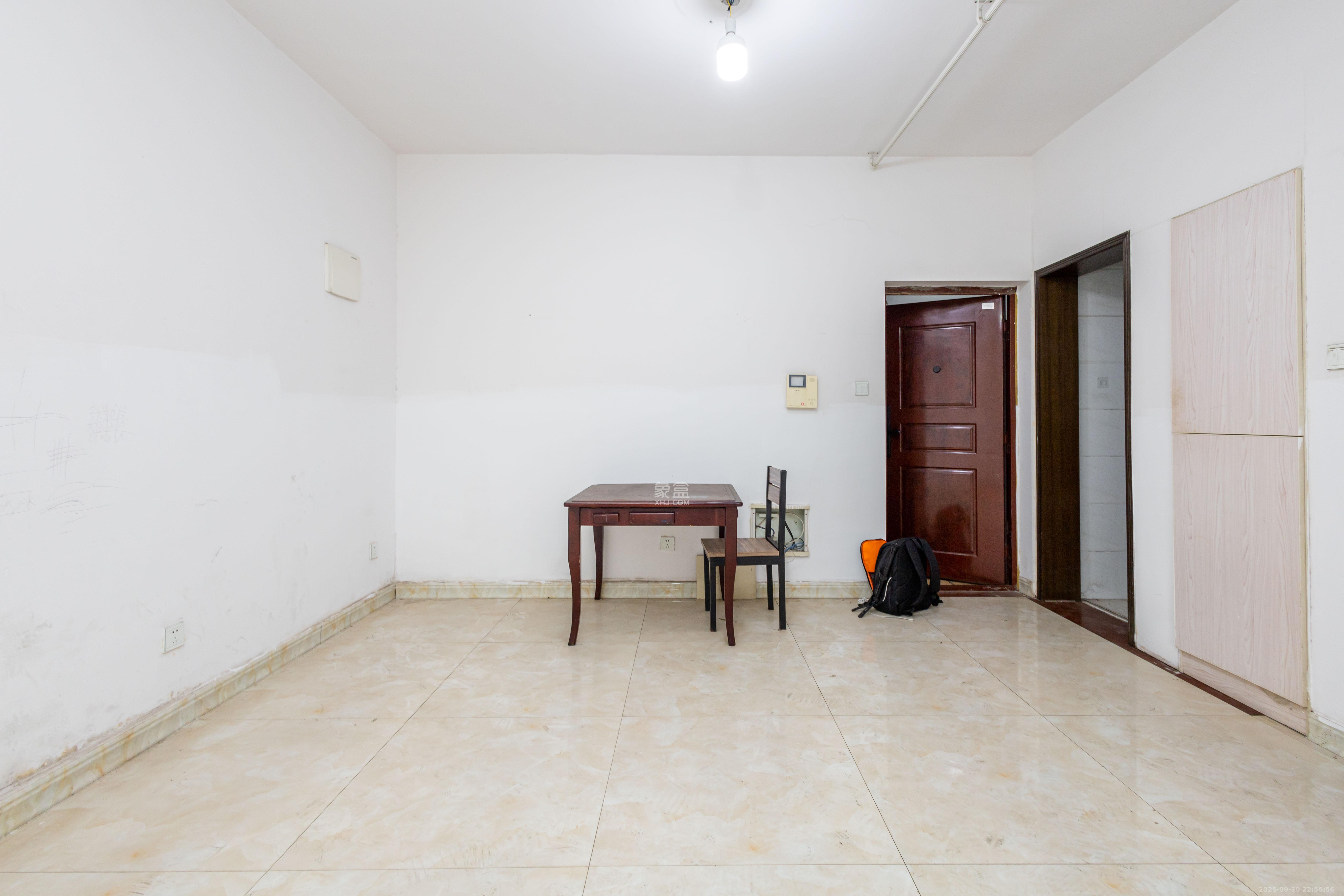 康桥长郡 3室2厅1卫 58.0万 康桥长郡 3室2厅1卫 58.0万客厅