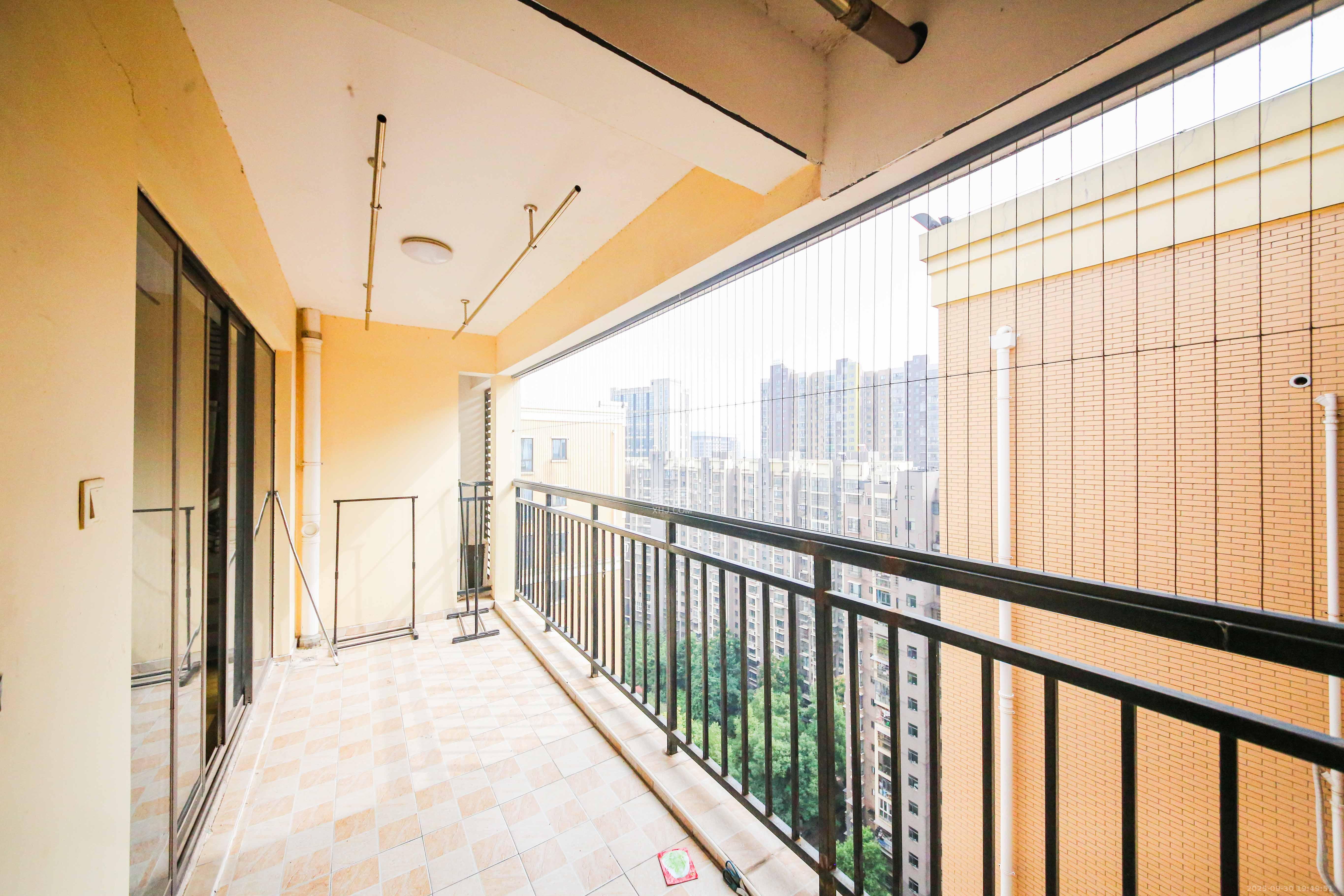 龙骧佳苑 4室2厅2卫 96.0万 龙骧佳苑 4室2厅2卫 96.0万阳台