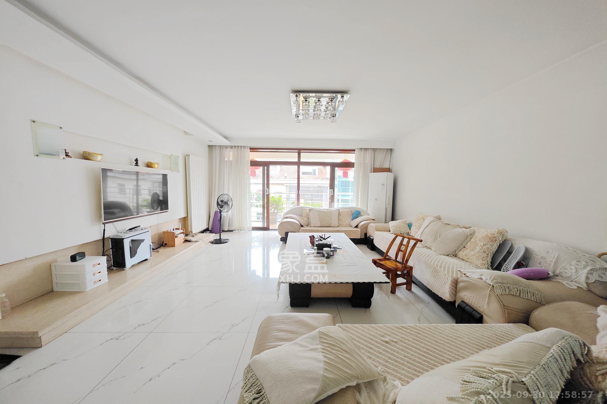 美林景园  6室3厅3卫    186.0万客厅