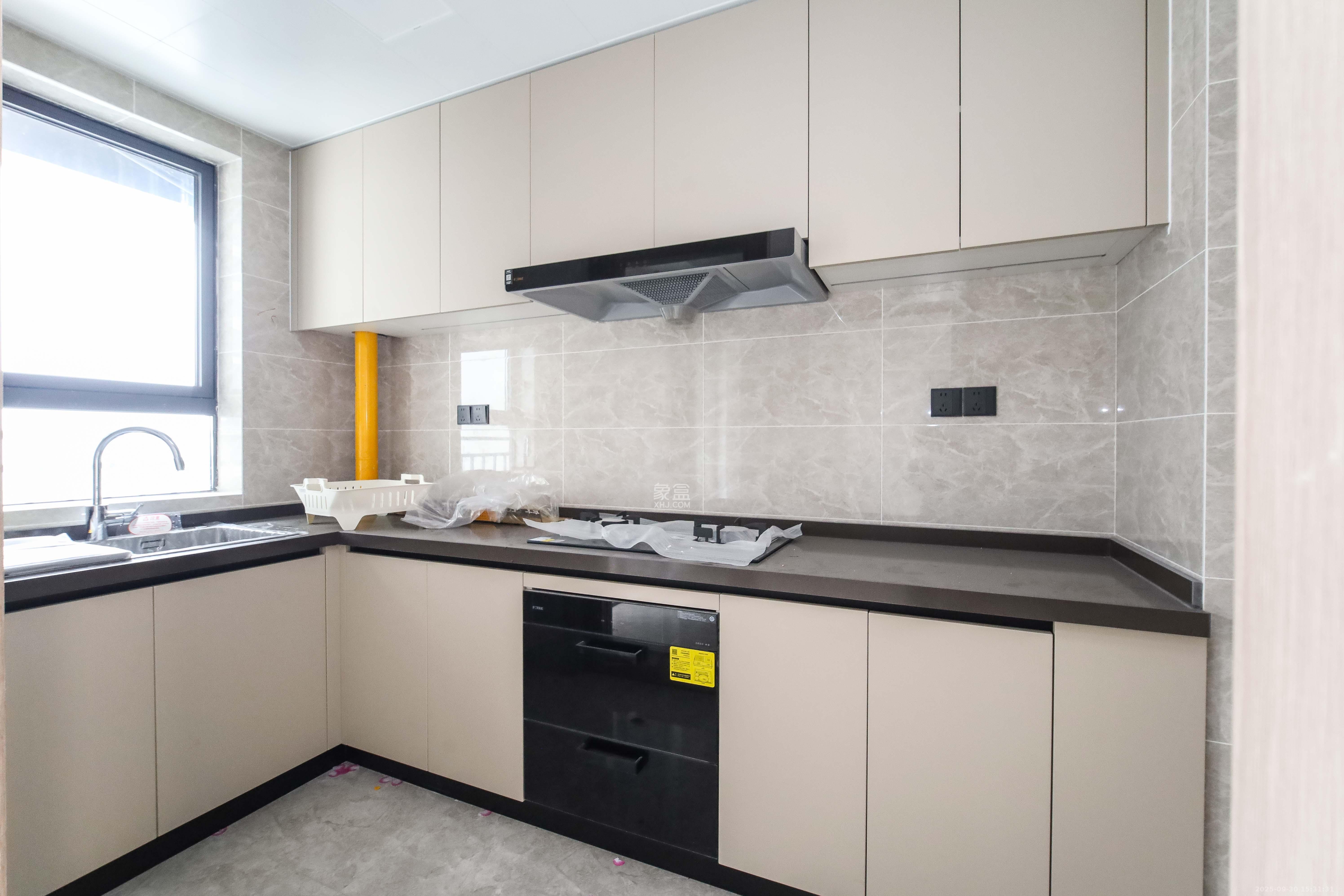 德奥上河城章  4室2厅2卫    228.0万厨房