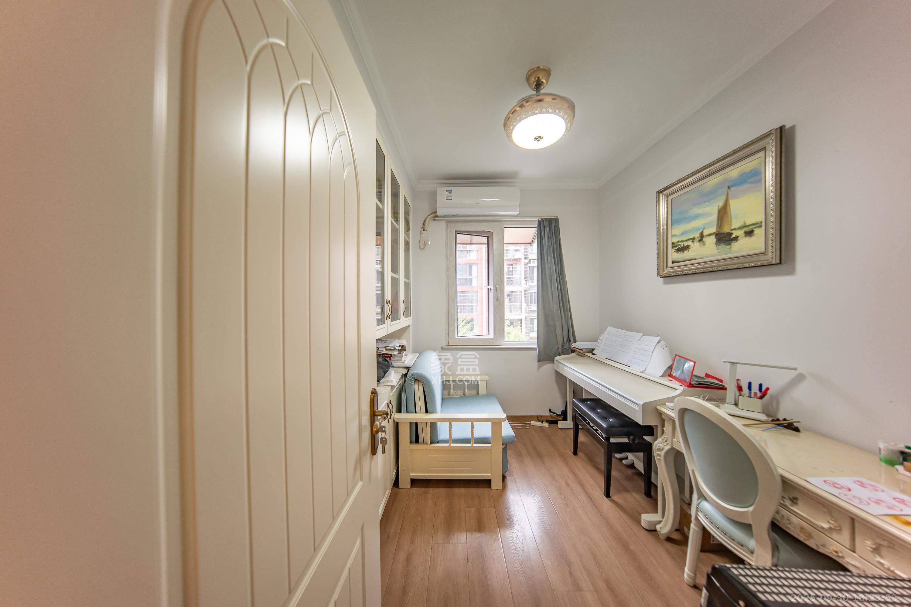 麓山里 3室2厅2卫 75.0万 麓山里 3室2厅2卫 75.0万卧室