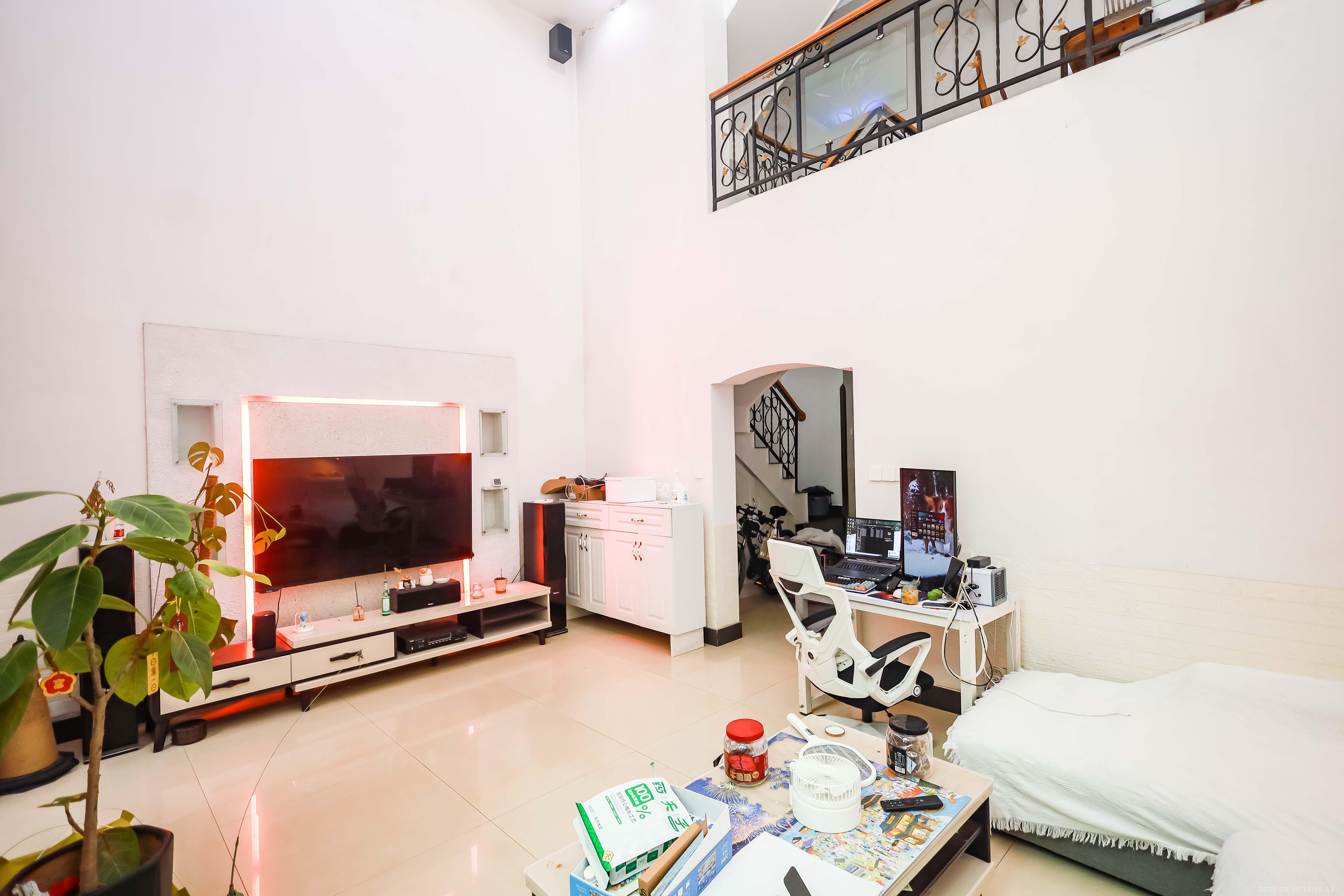 静园山庄 4室2厅3卫 179.0万 静园山庄 4室2厅3卫 179.0万客厅