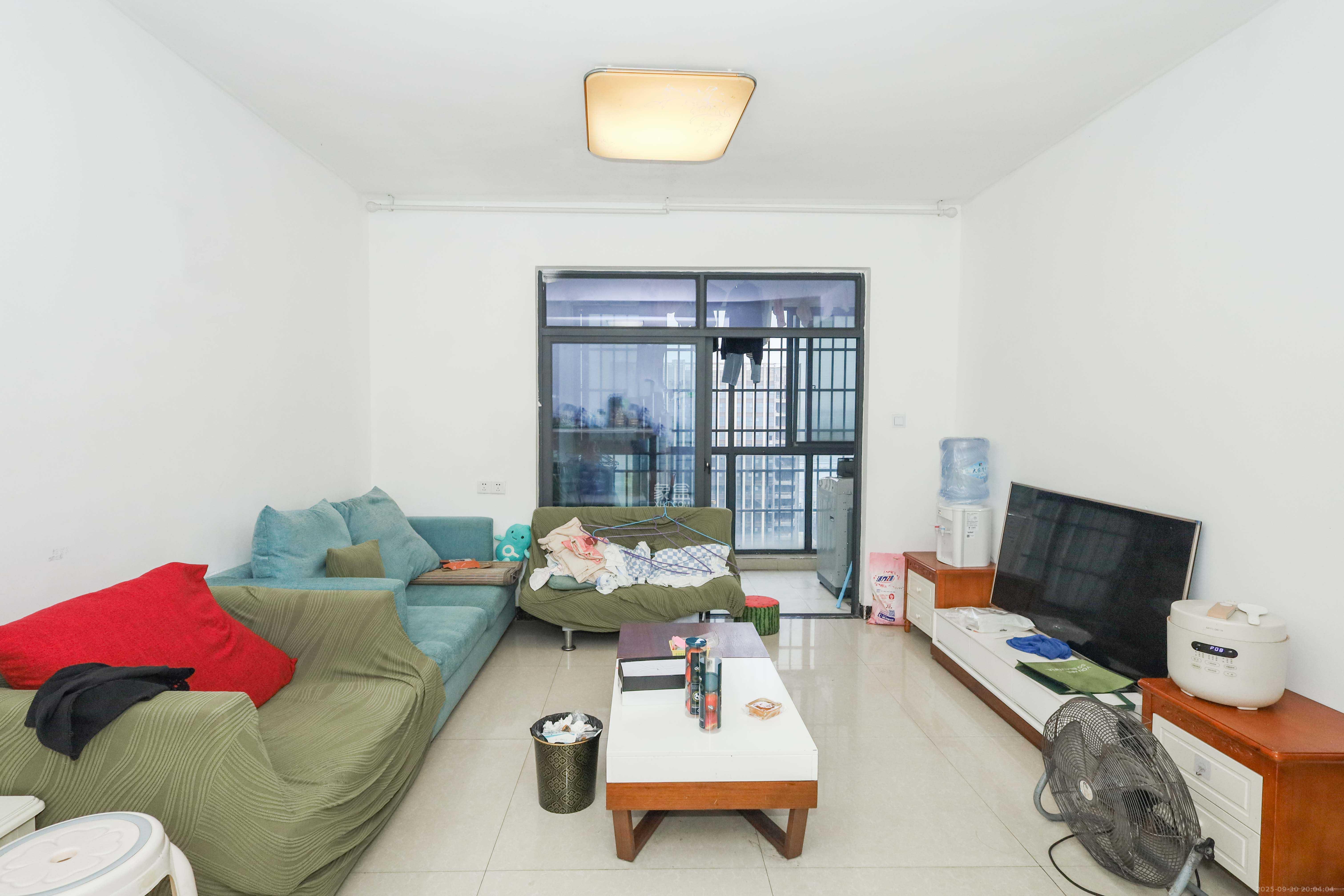 华侨假日中心(晟华苑) 4室2厅1卫 83.0万 华侨假日中心(晟华苑) 4室2厅1卫 83.0万客厅