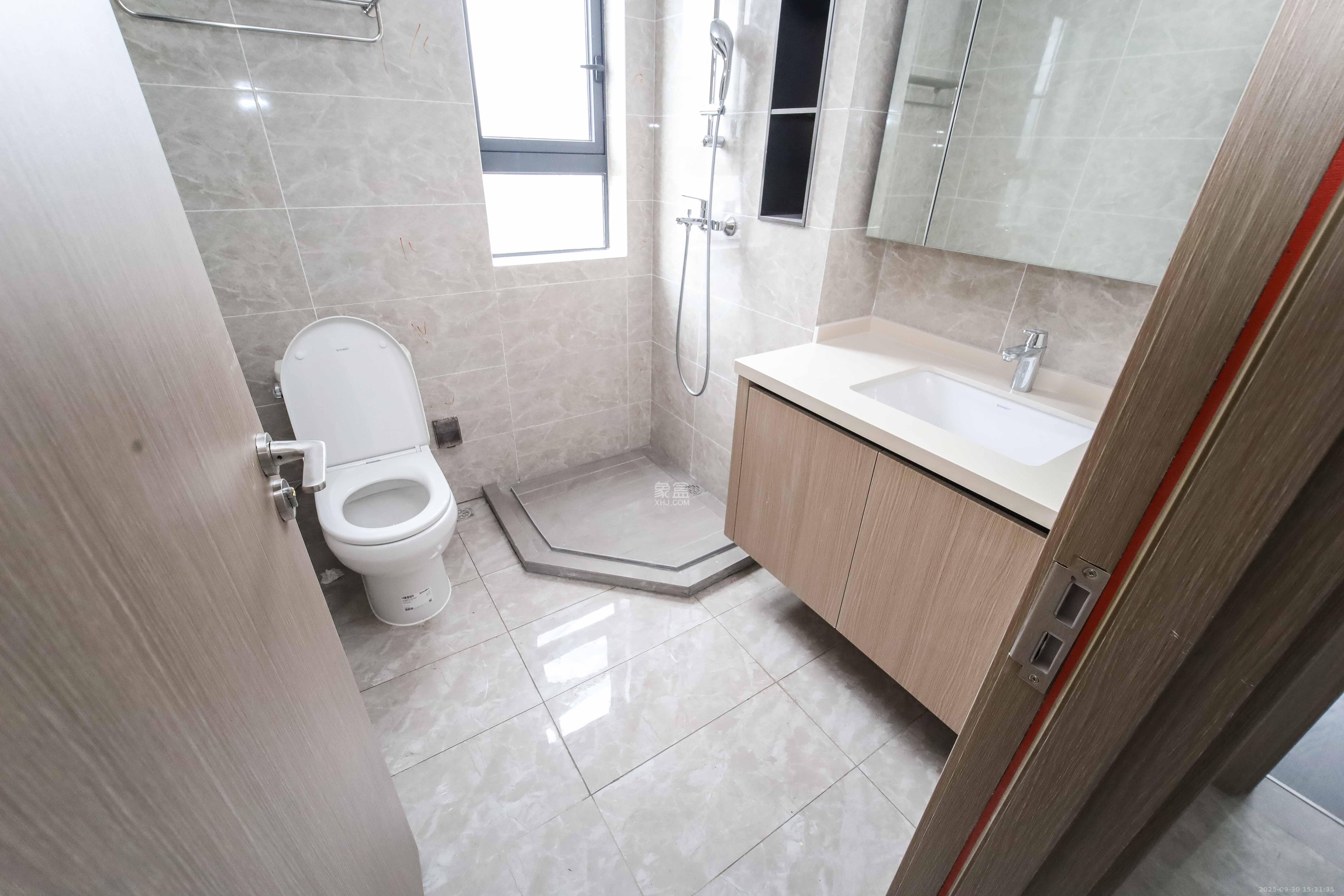 德奥上河城章 4室2厅2卫 228.0万 德奥上河城章 4室2厅2卫 228.0万卫生间