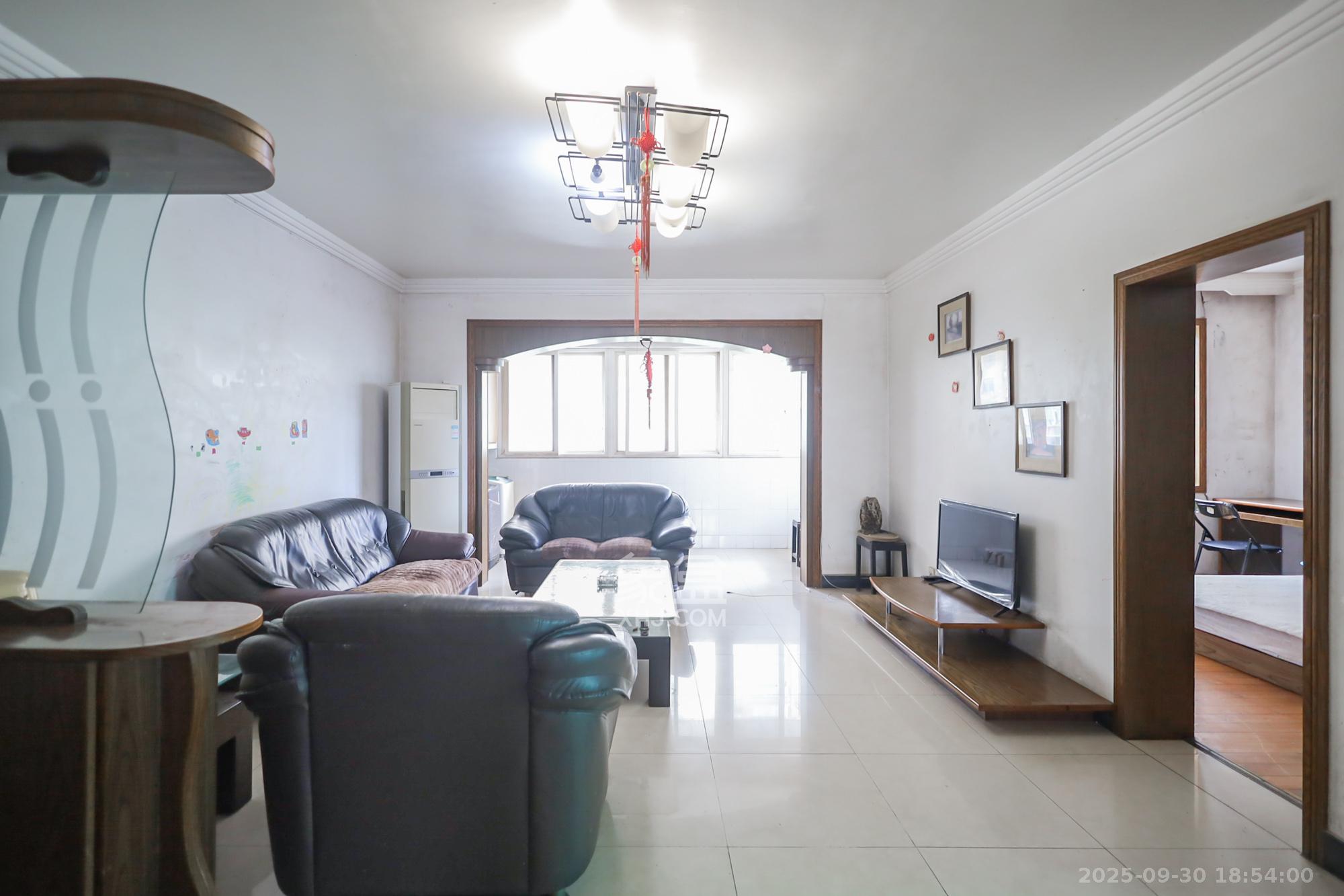 长沙船舶厂宿舍 1室2厅2卫 68.0万 长沙船舶厂宿舍 1室2厅2卫 68.0万客厅