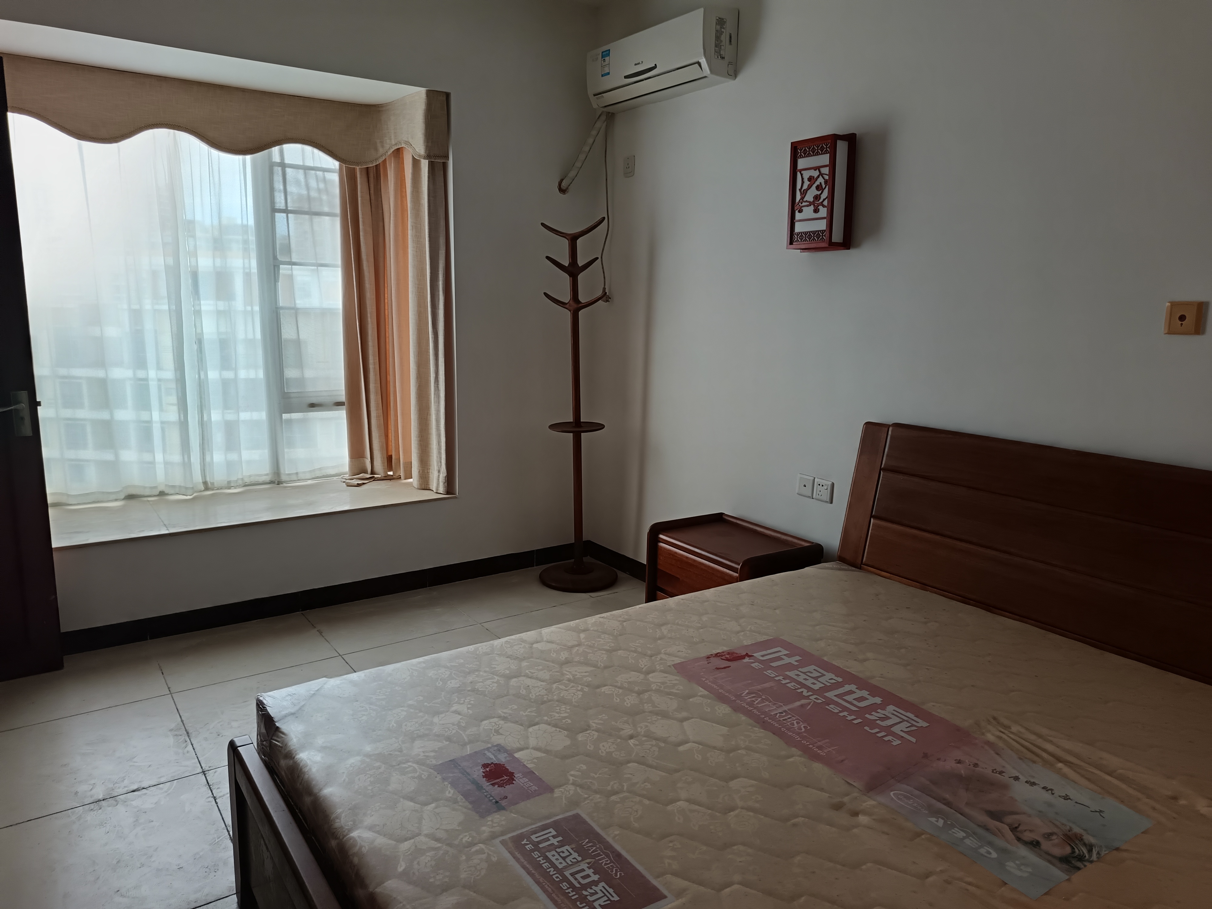 海联新村  1室2厅1卫   2500.00元/月