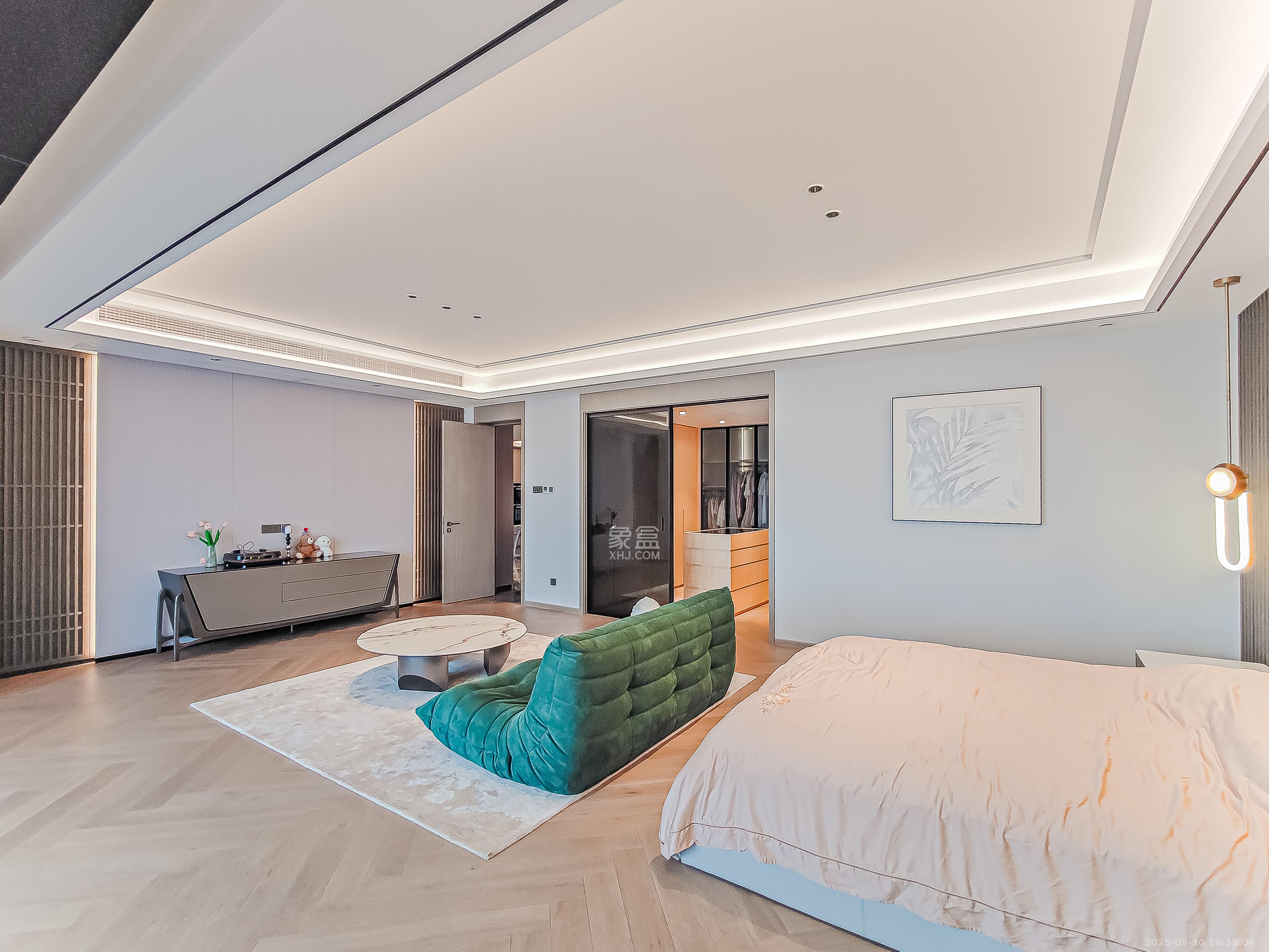 中建江山壹号  1室2厅4卫    880.0万卧室