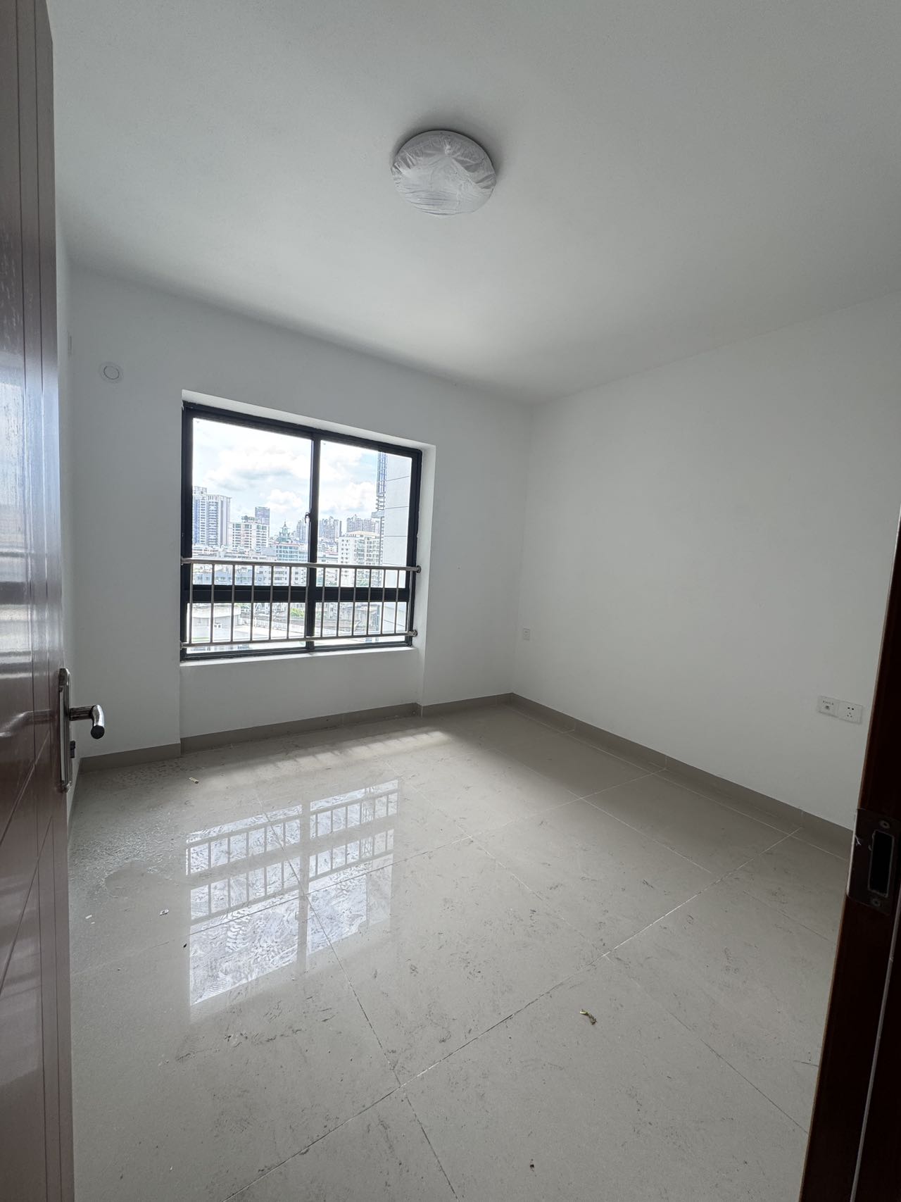 龙城新景  3室2厅2卫    153.0万客厅