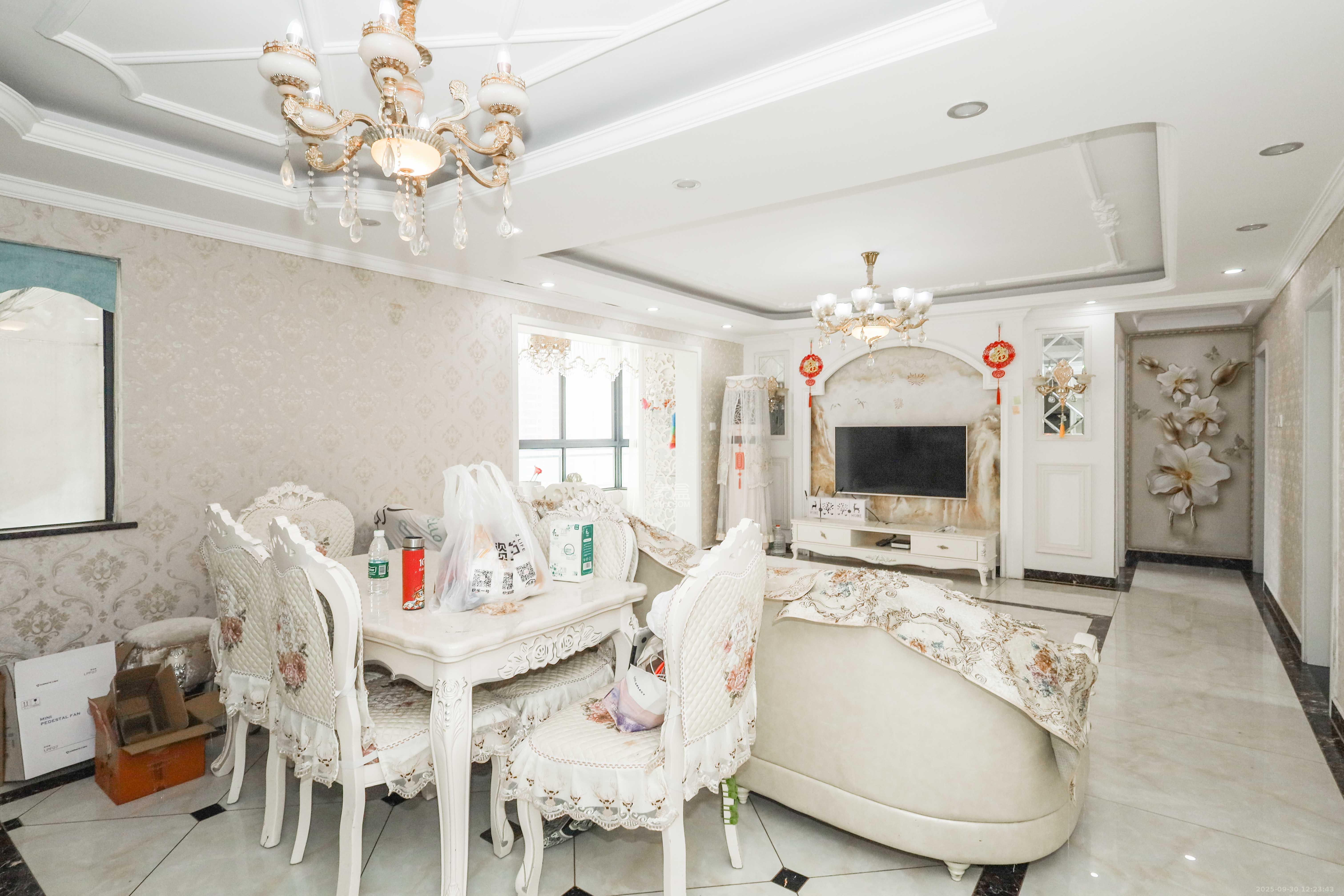 好莱城（弘德西街）  4室2厅2卫    120.0万客厅