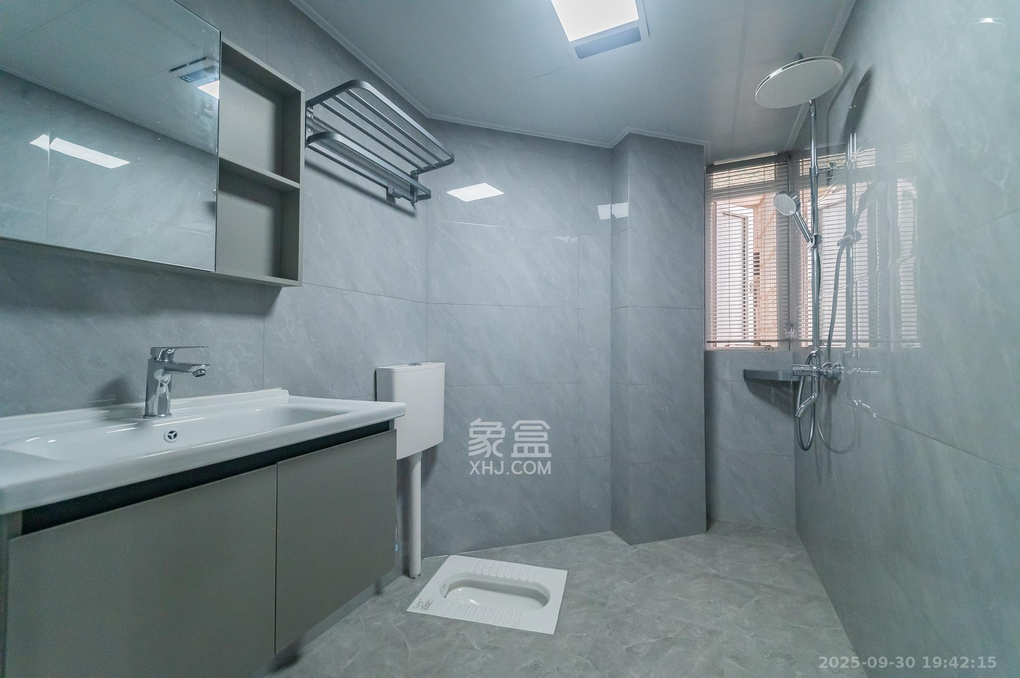 星沙教师公寓 3室2厅2卫 66.8万 星沙教师公寓 3室2厅2卫 66.8万卫生间