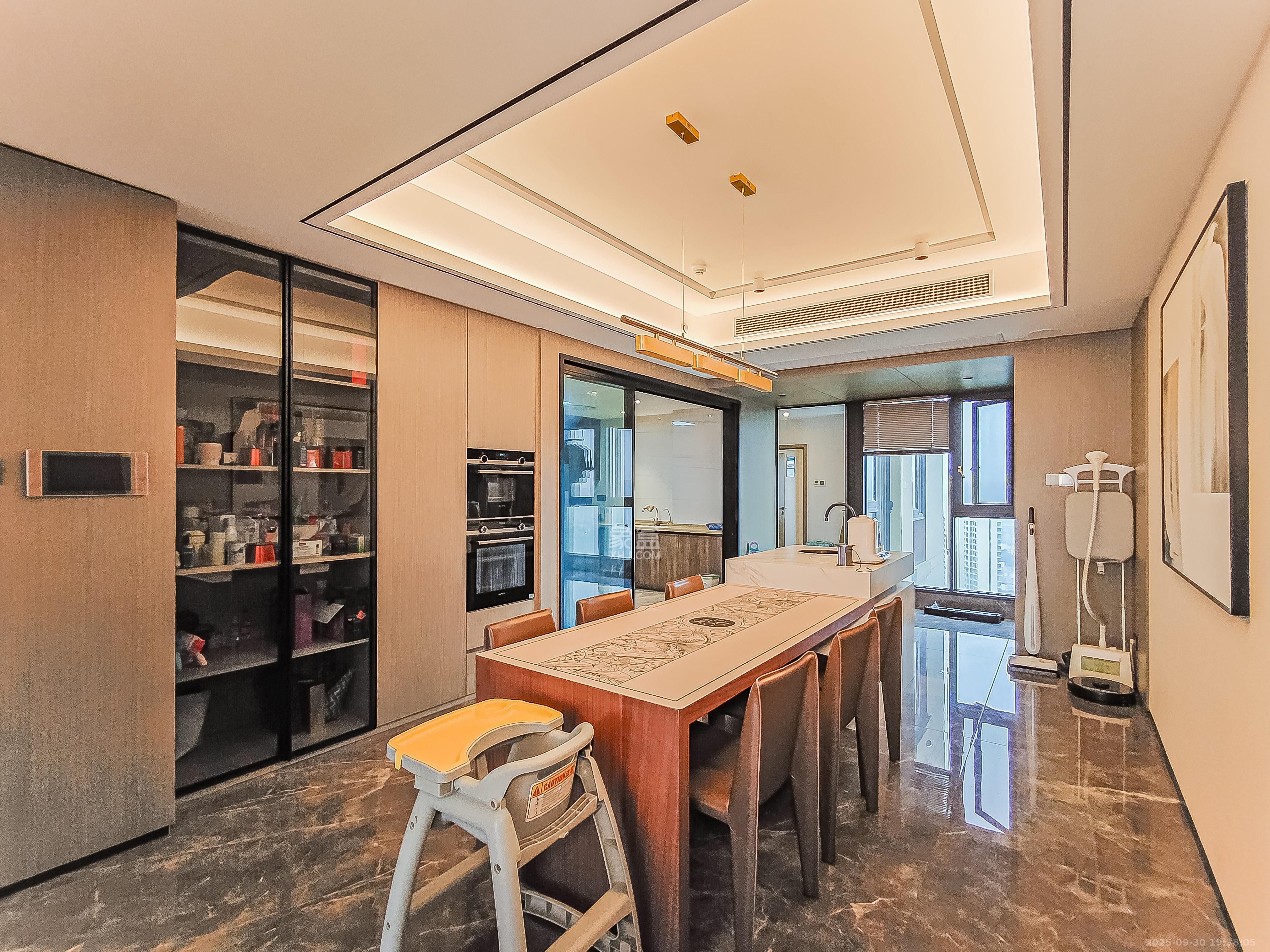 中建江山壹号  1室2厅4卫    880.0万客厅