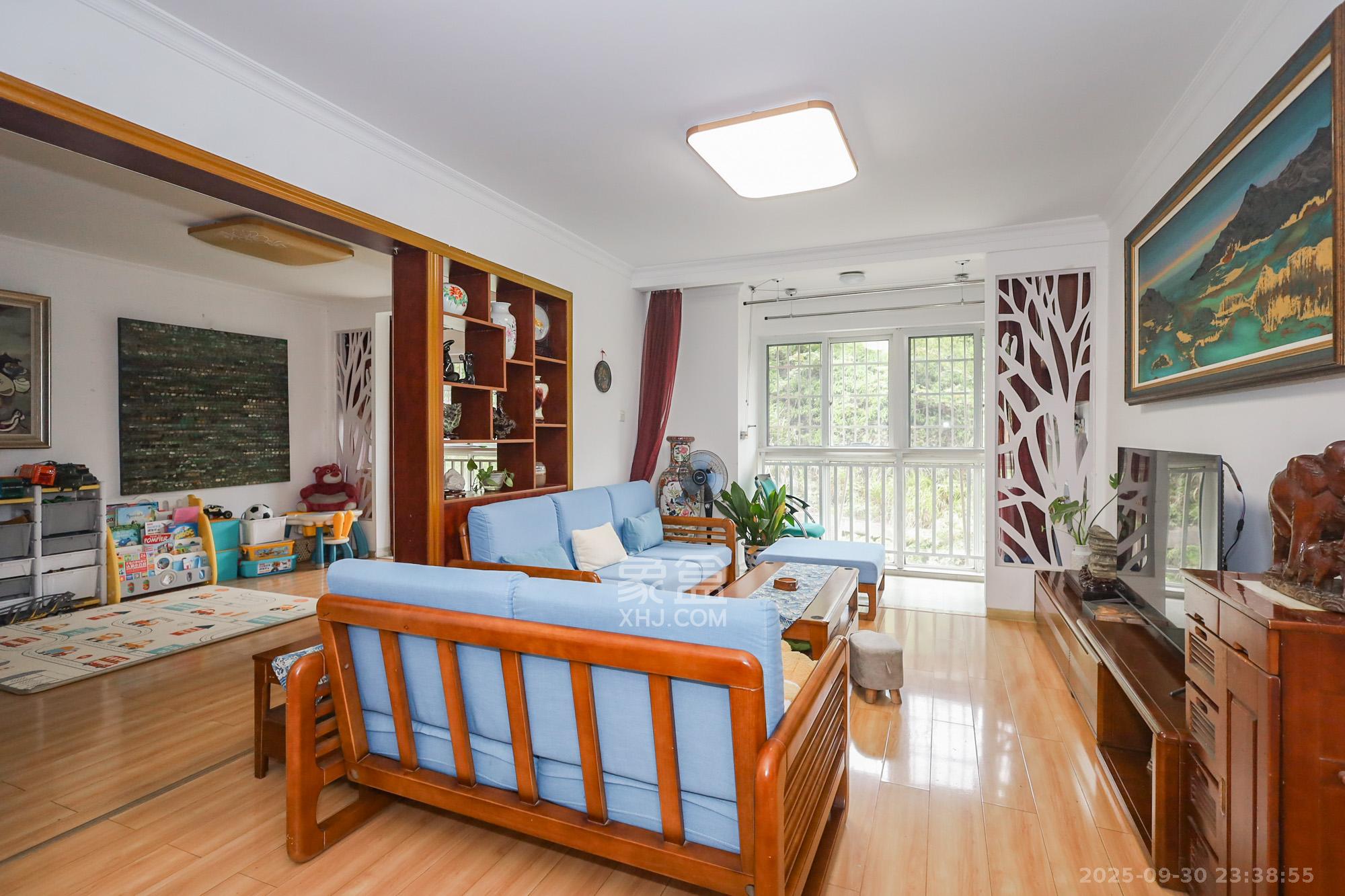 谷山乐园三期 3室2厅1卫 55.0万 谷山乐园三期 3室2厅1卫 55.0万客厅