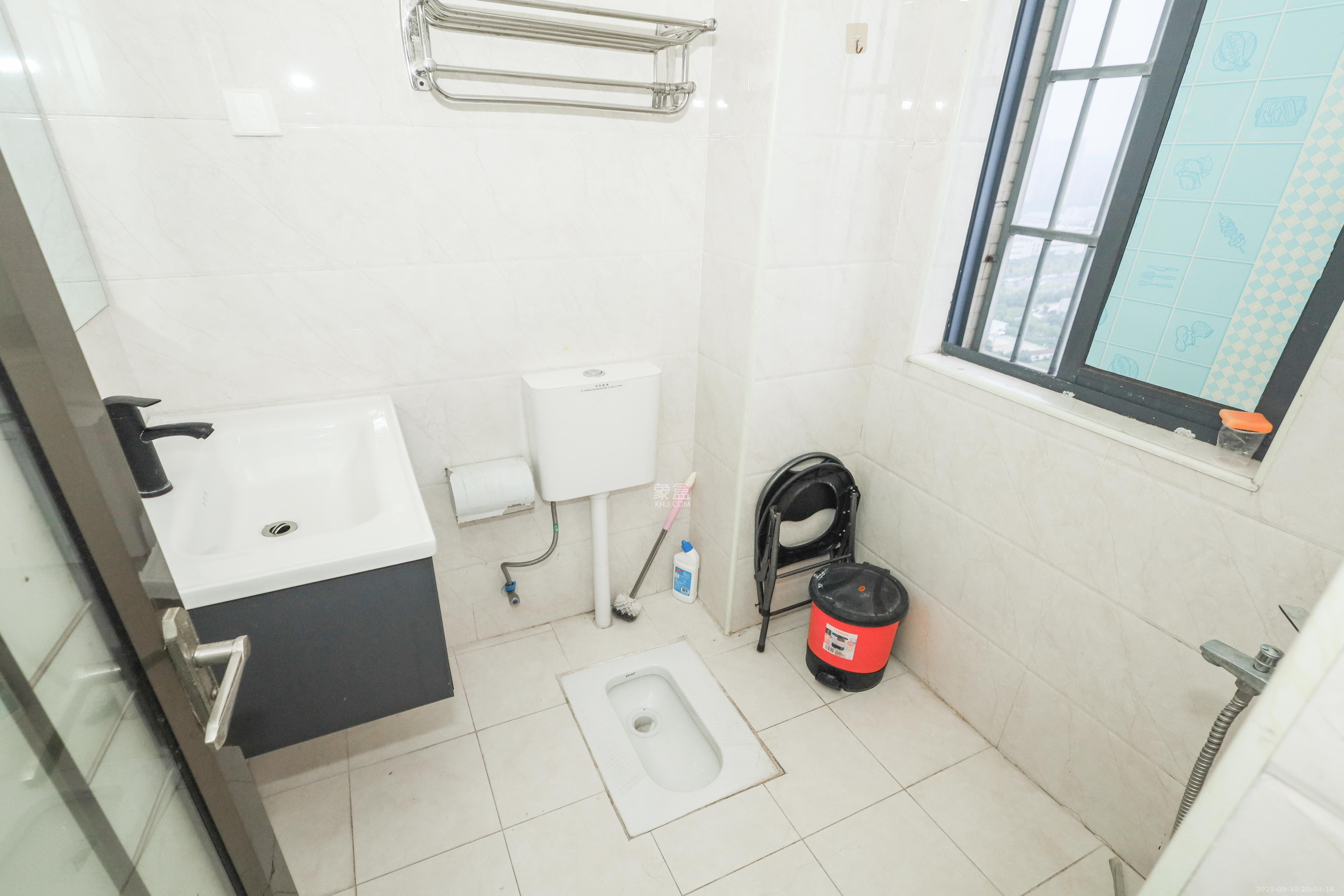 华侨假日中心（晟华苑）  4室2厅1卫    83.0万卫生间