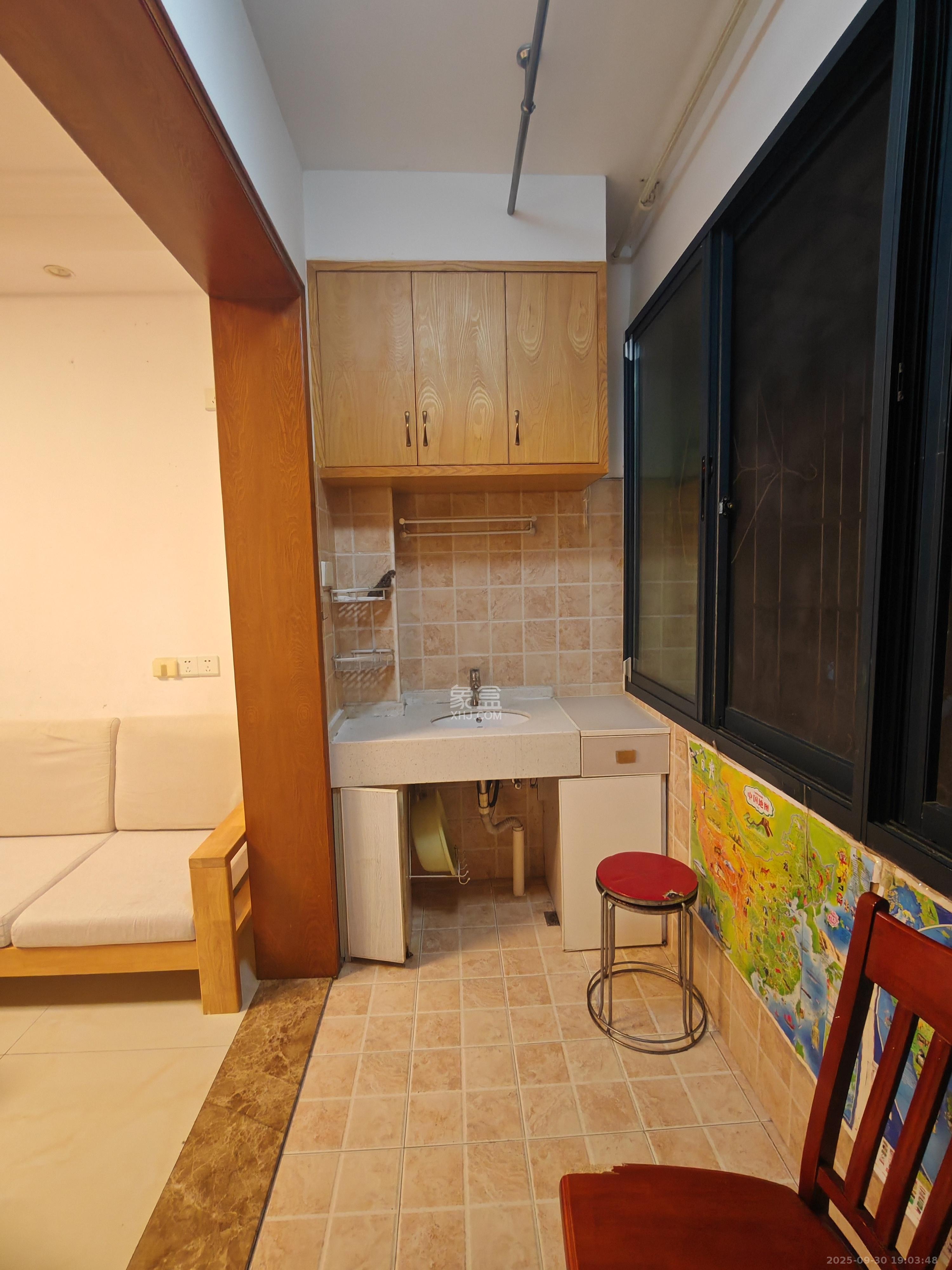 月亮湾草莓街区一、二期  3室2厅1卫    1800.0元/月室内图