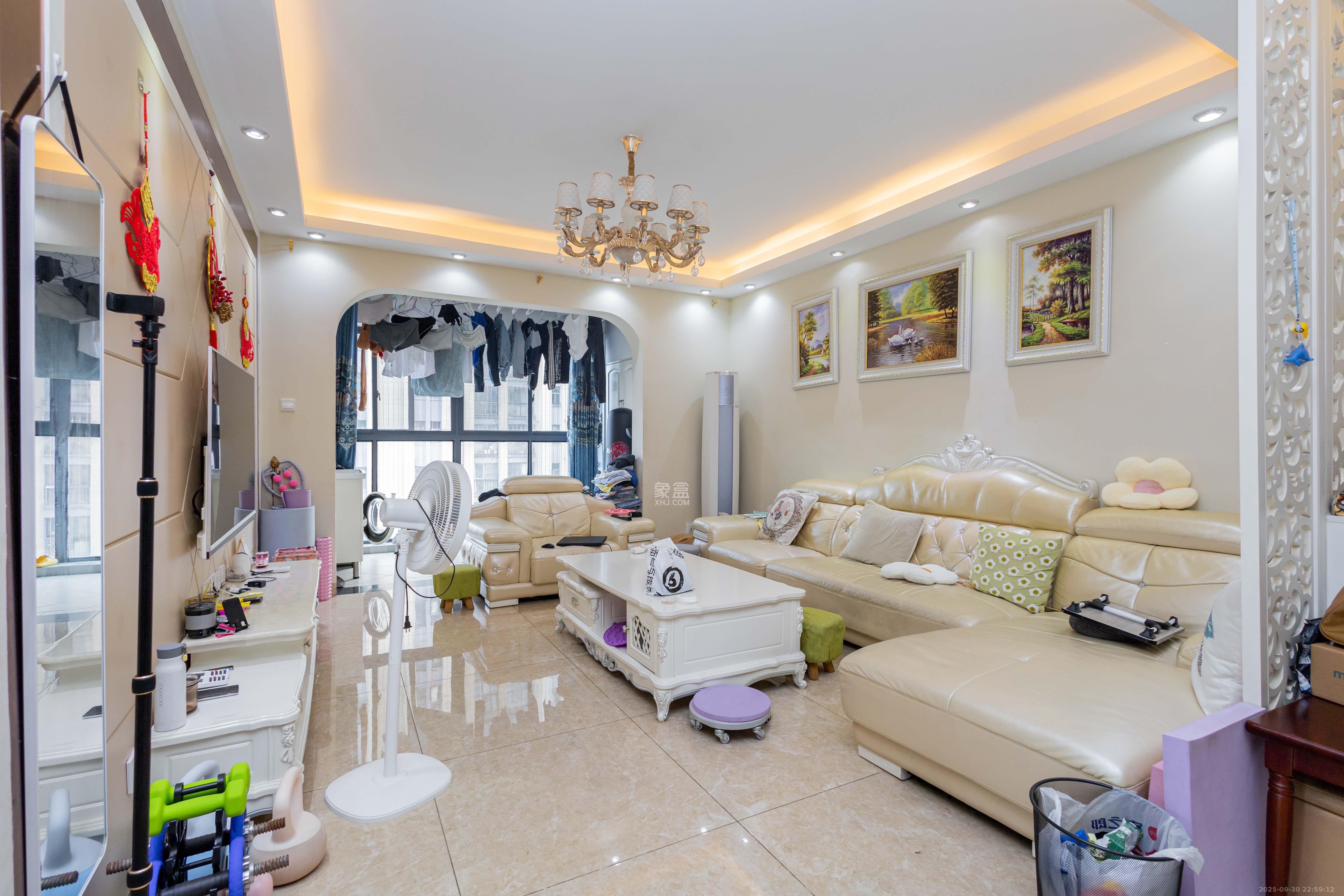 中房瑞致国际  3室2厅2卫    112.0万客厅