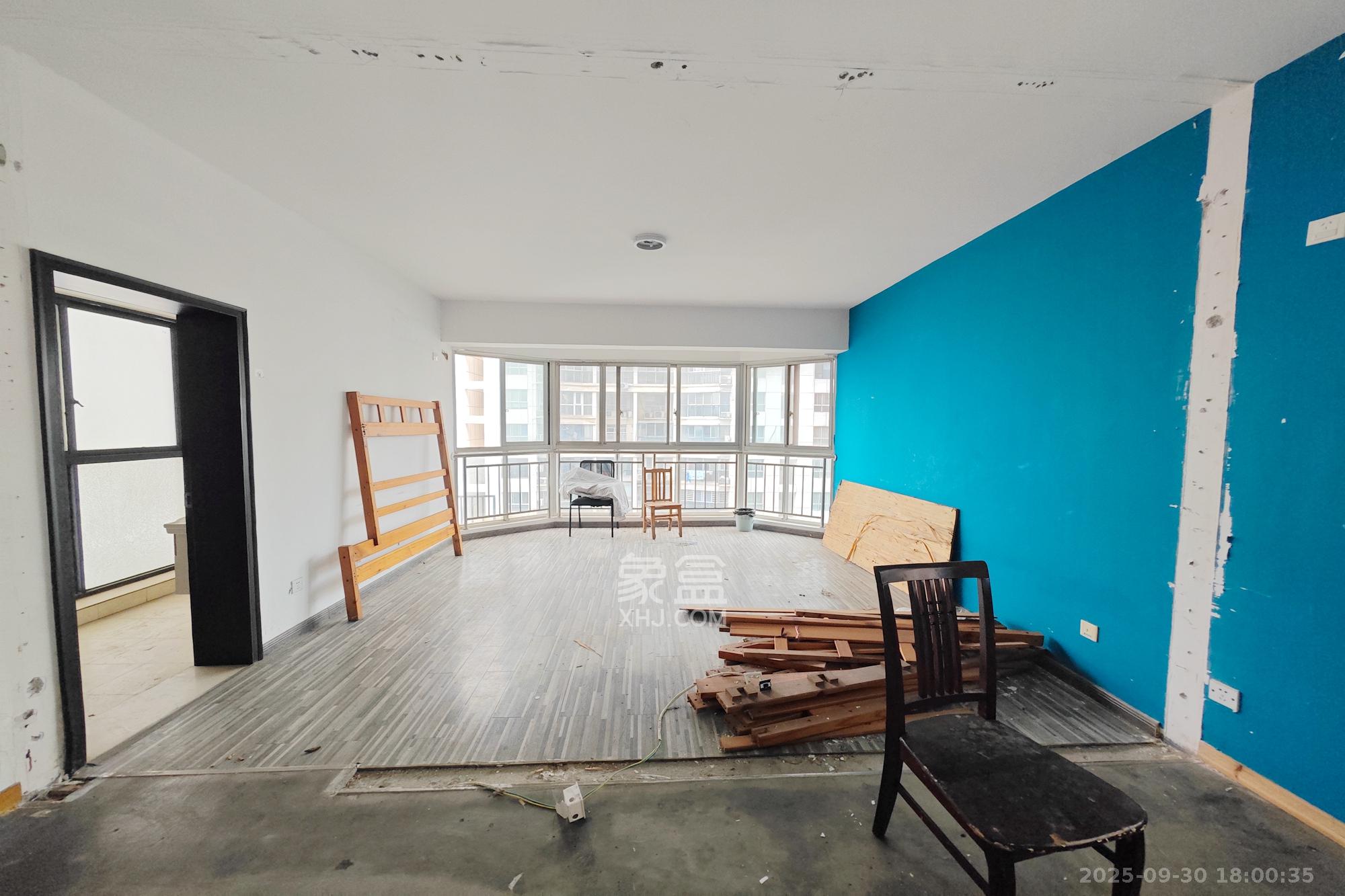 华雅花园 3室2厅4卫 108.0万 华雅花园 3室2厅4卫 108.0万客厅