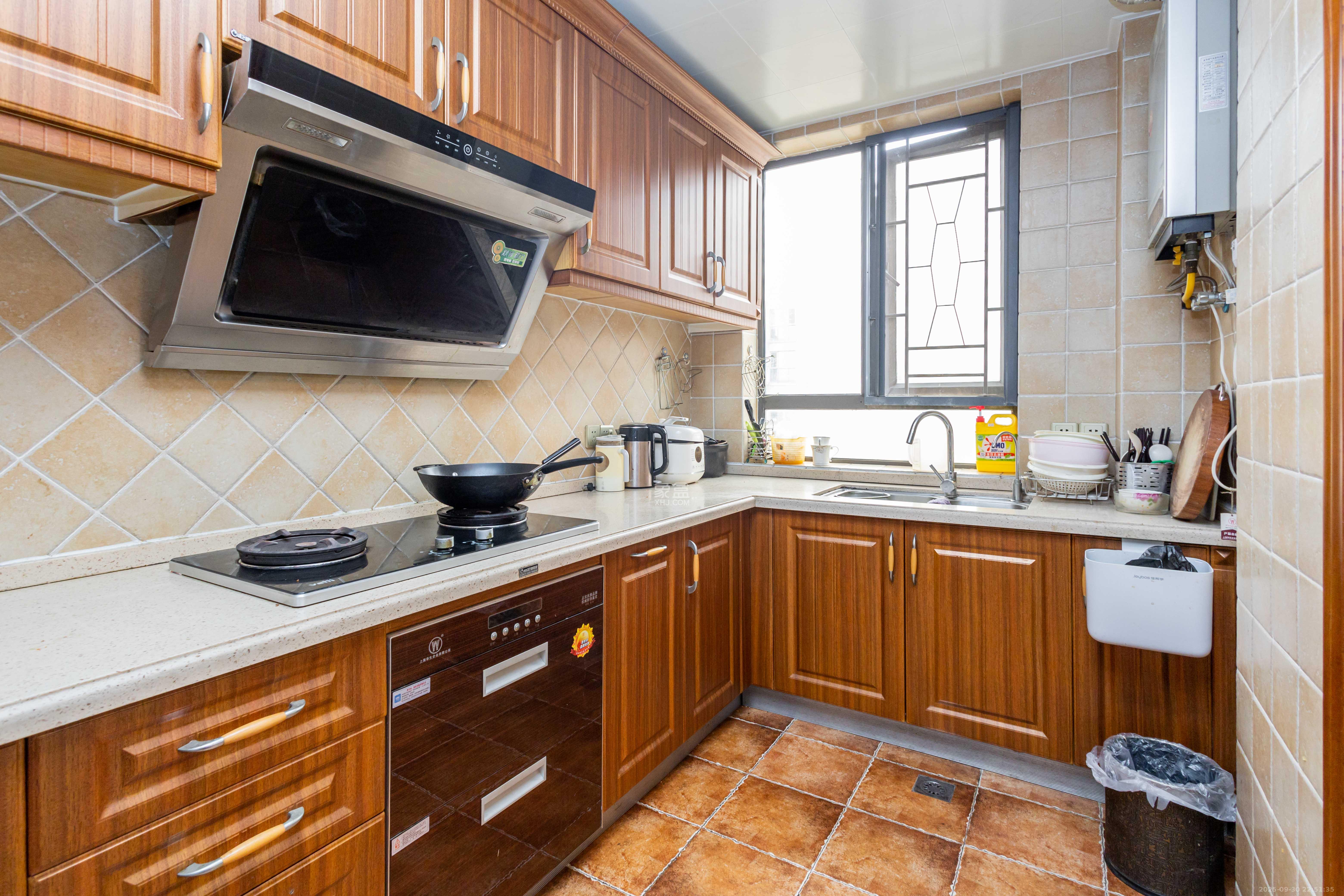 东岸梅园小区 4室2厅2卫 140.0万 东岸梅园小区 4室2厅2卫 140.0万厨房