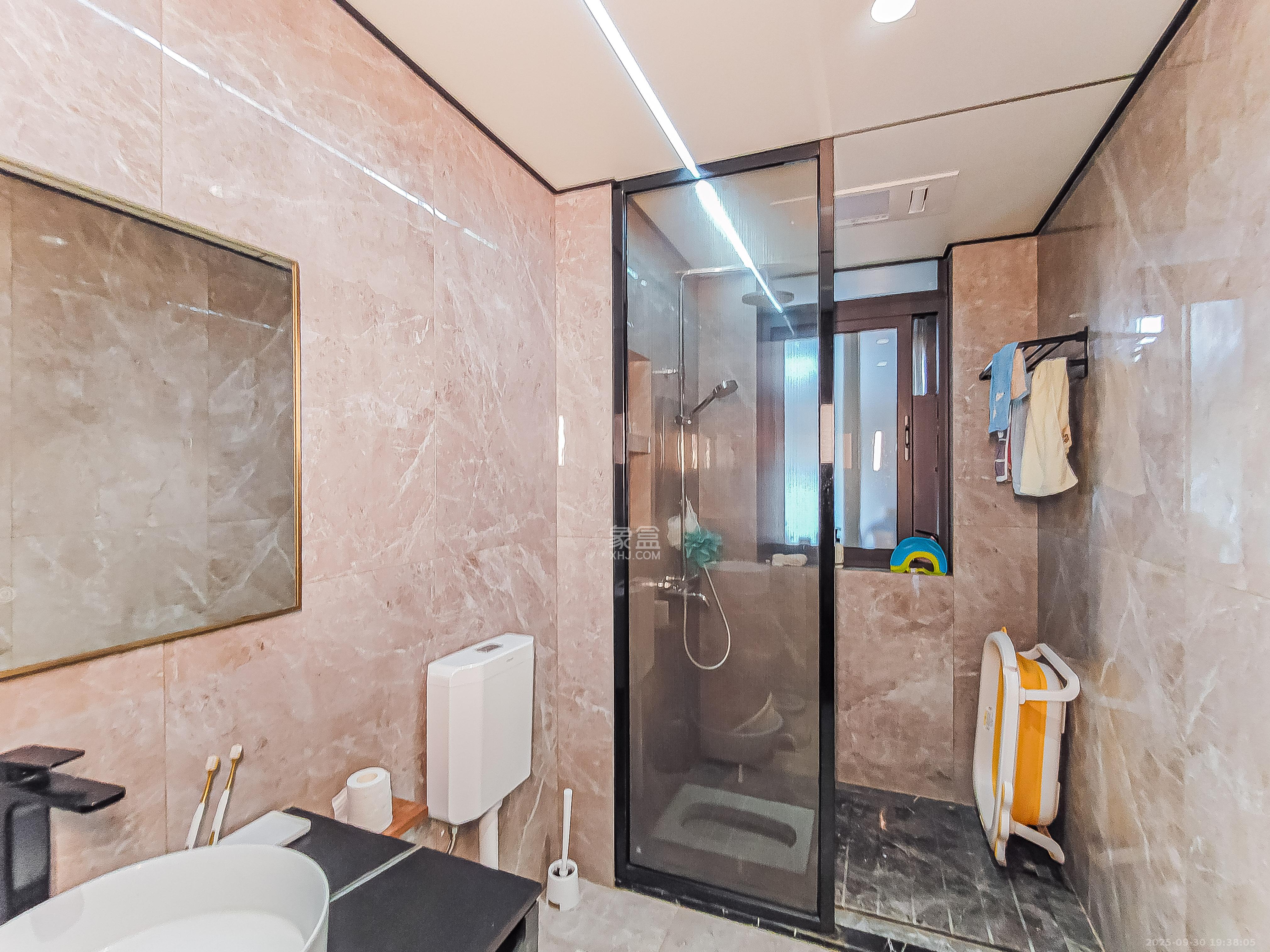 中建江山壹号  1室2厅4卫    880.0万卫生间