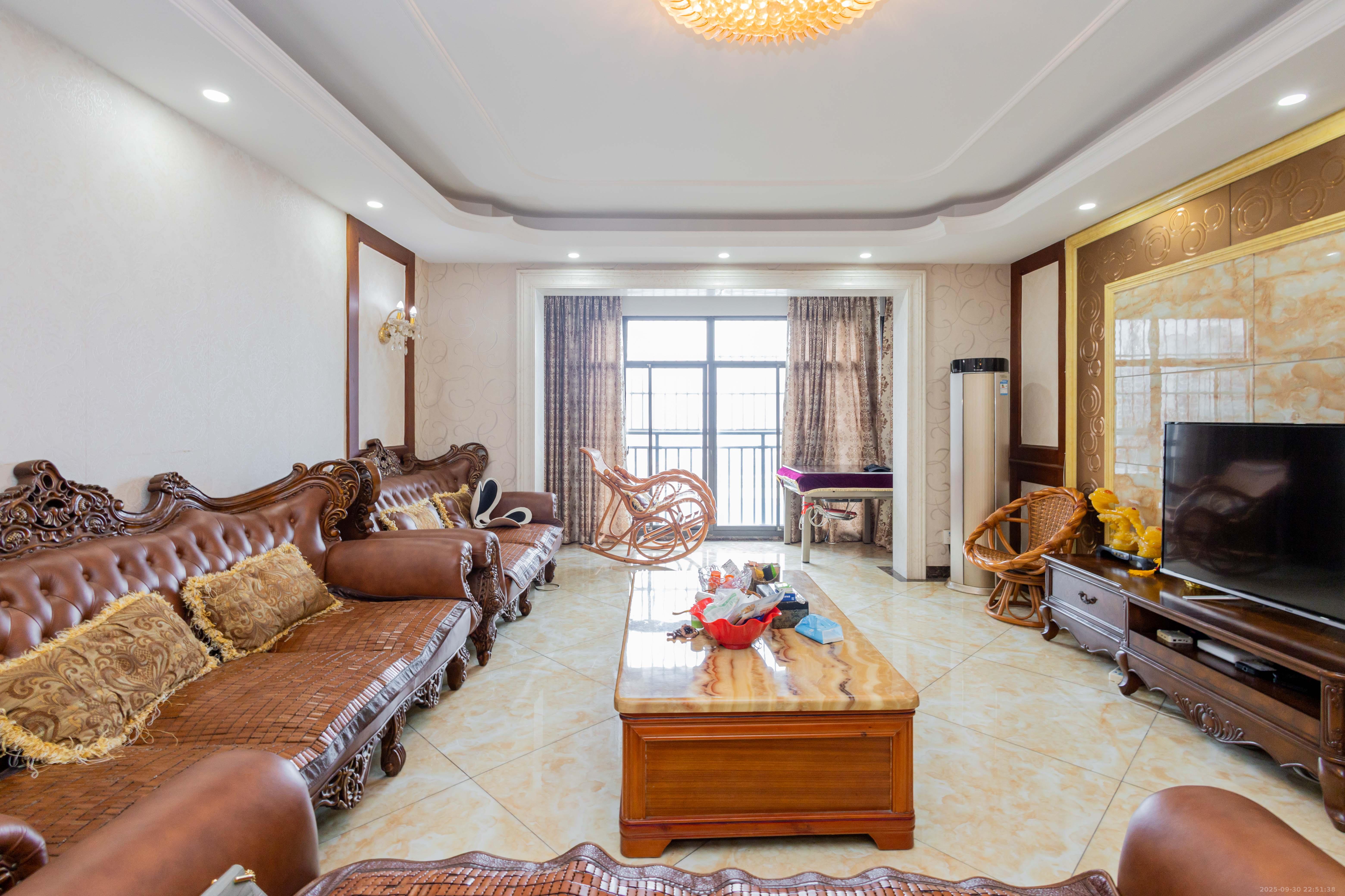 东岸梅园小区 4室2厅2卫 140.0万 东岸梅园小区 4室2厅2卫 140.0万客厅