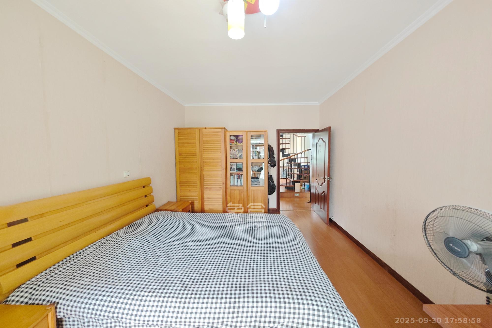 美林景园  6室3厅3卫    186.0万卧室