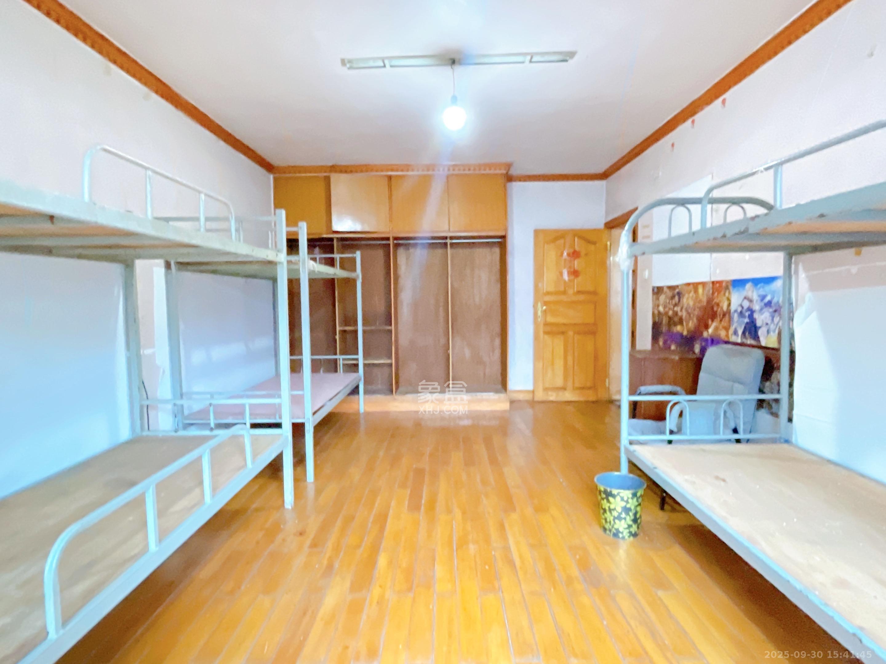 便河边社区  3室2厅2卫    2200.0元/月室内图