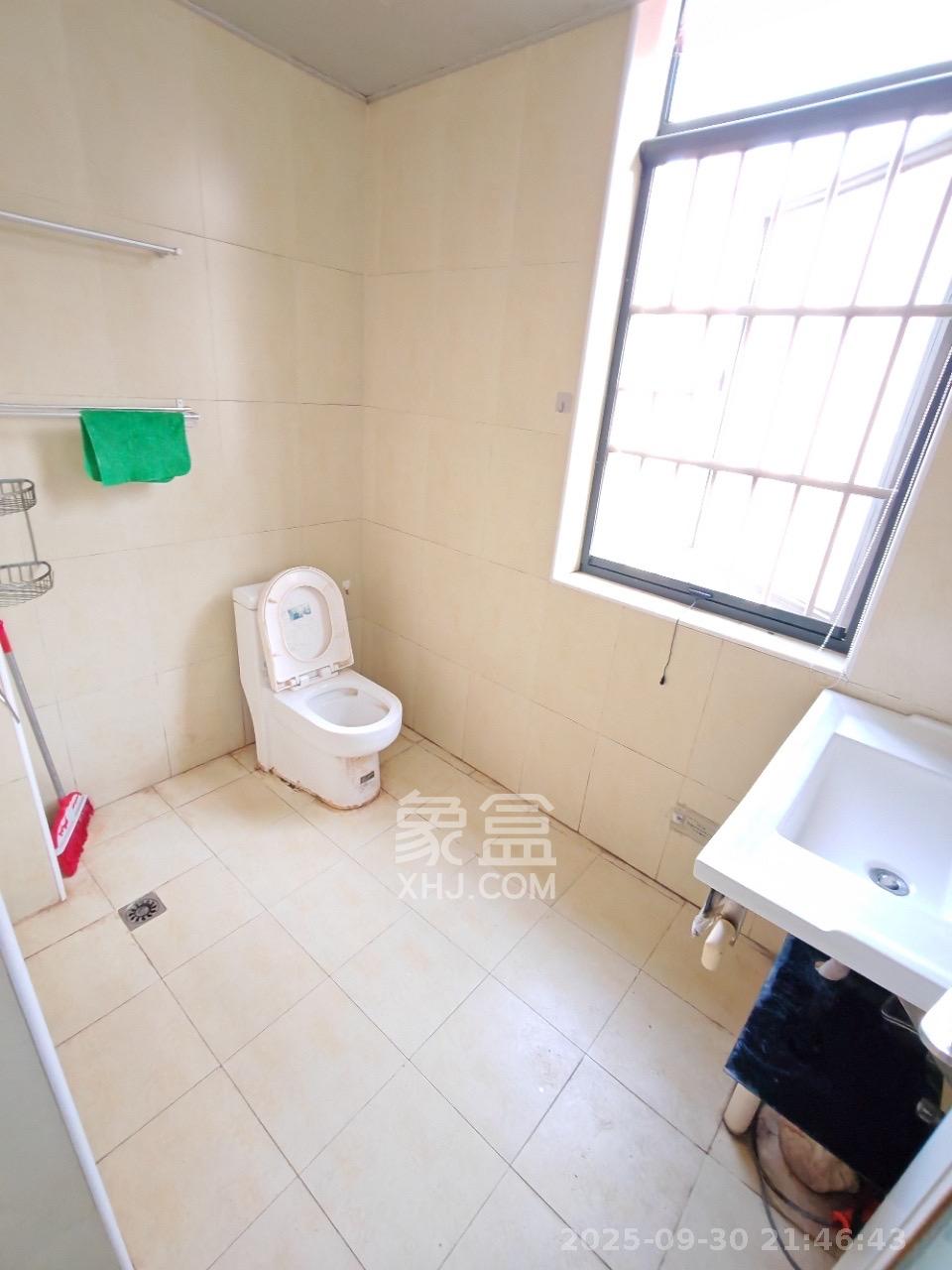 枫华府第 3室2厅2卫 2100.0元/月 枫华府第 3室2厅2卫 2100.0元/月室内图