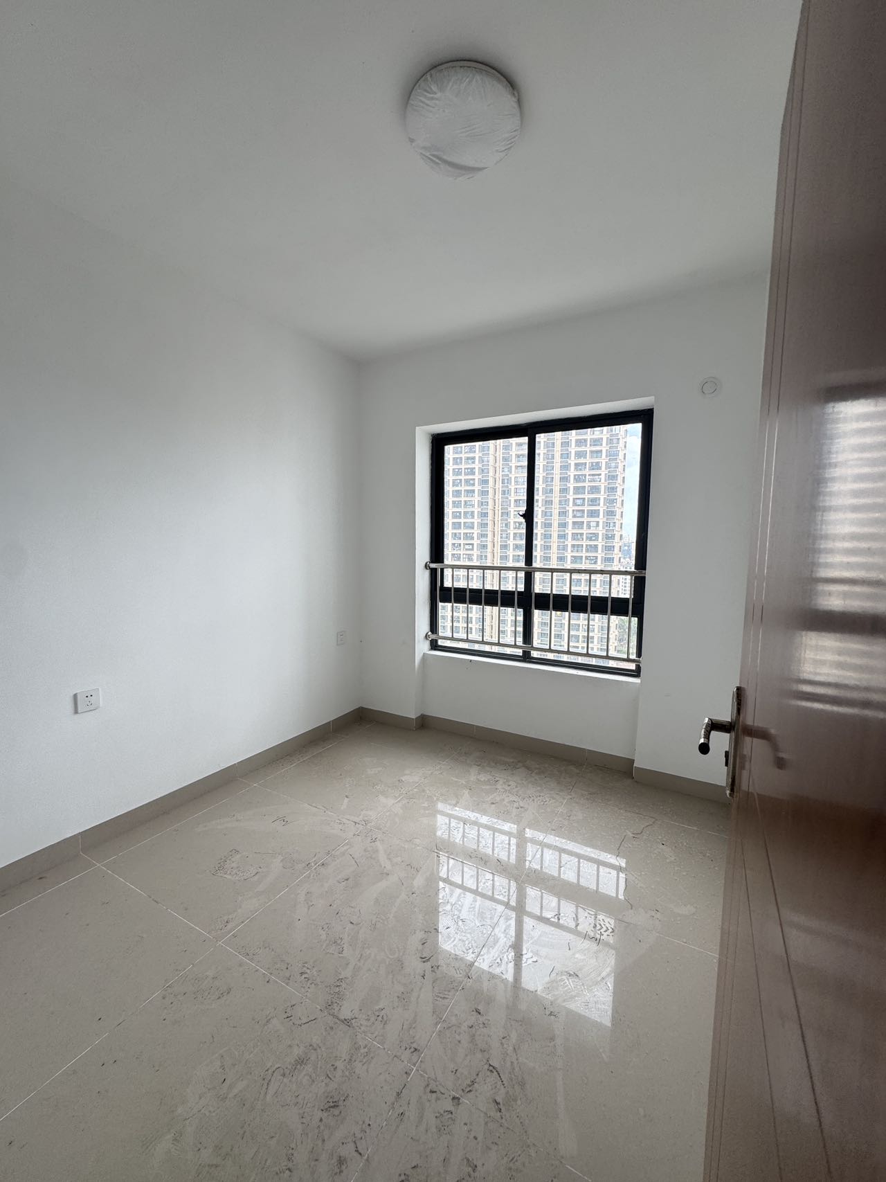 龙城新景  3室2厅2卫    153.0万客厅