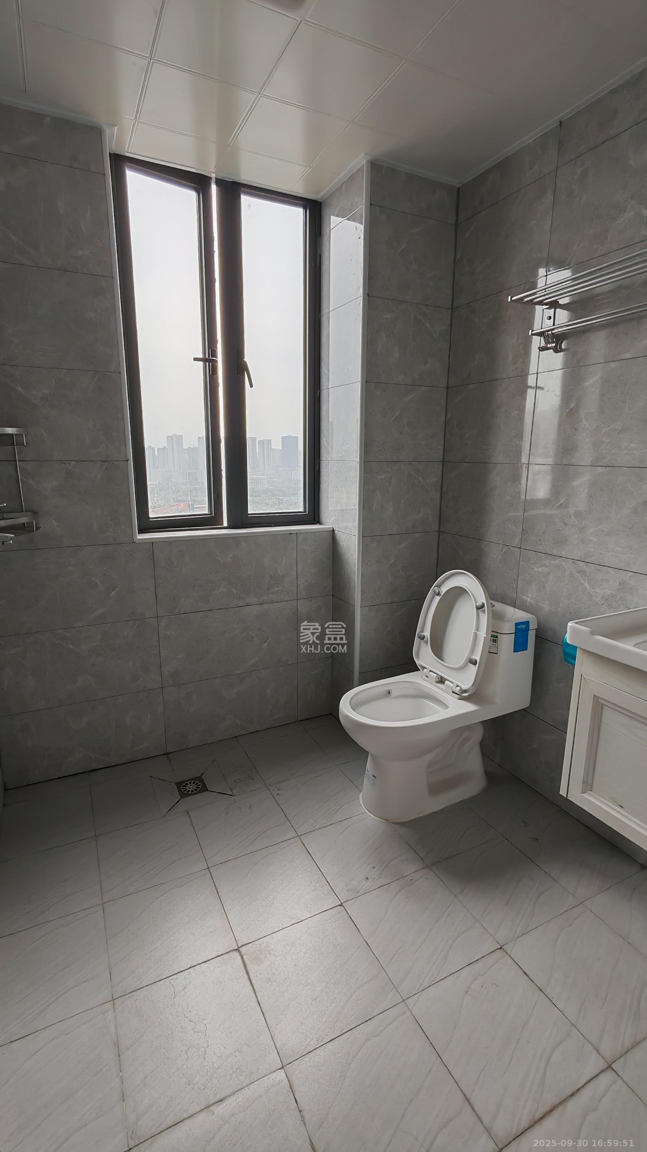 枫华府第 3室2厅2卫 2300.0元/月 枫华府第 3室2厅2卫 2300.0元/月室内图