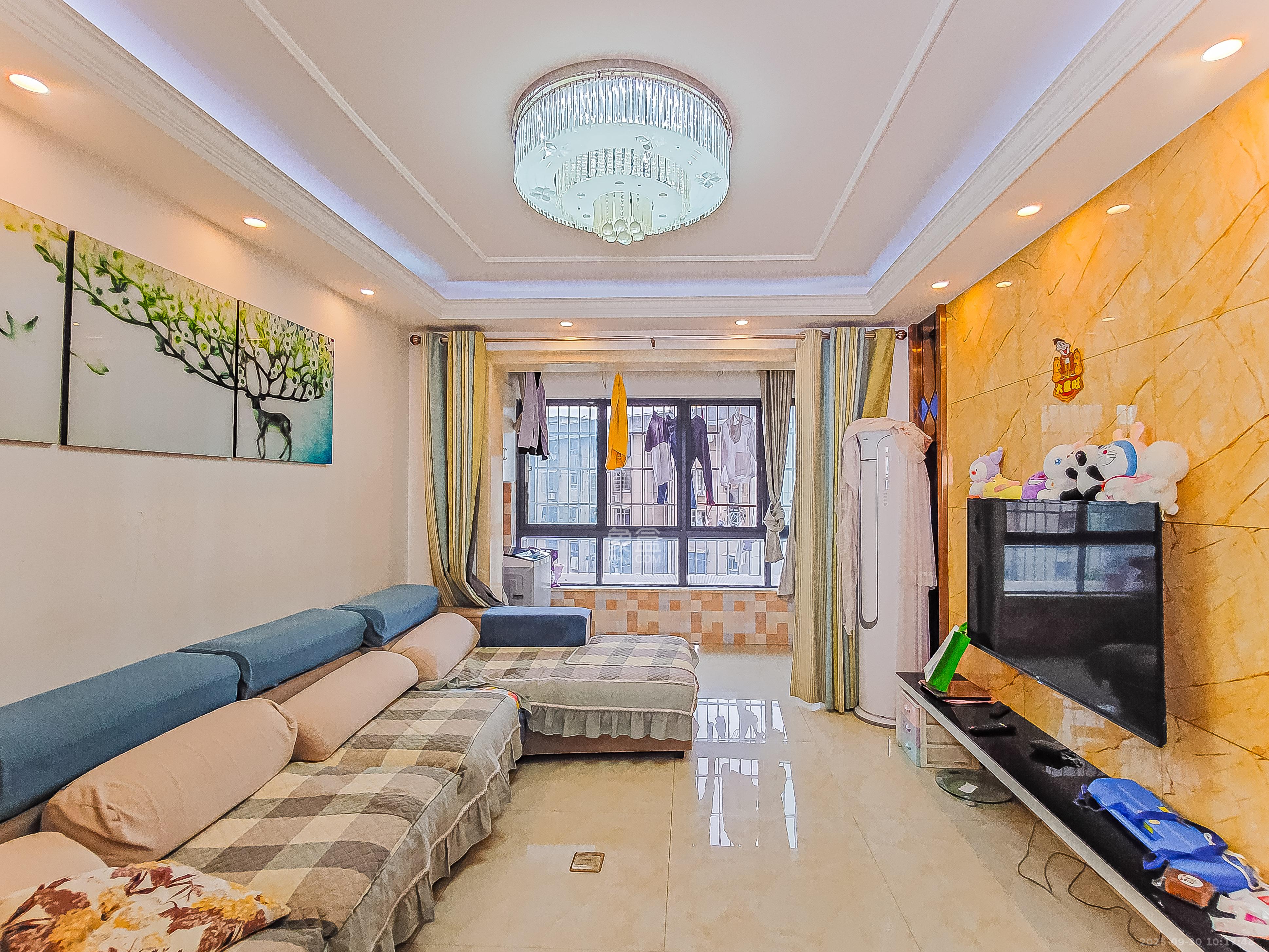 江山如画  3室2厅1卫    95.0万客厅