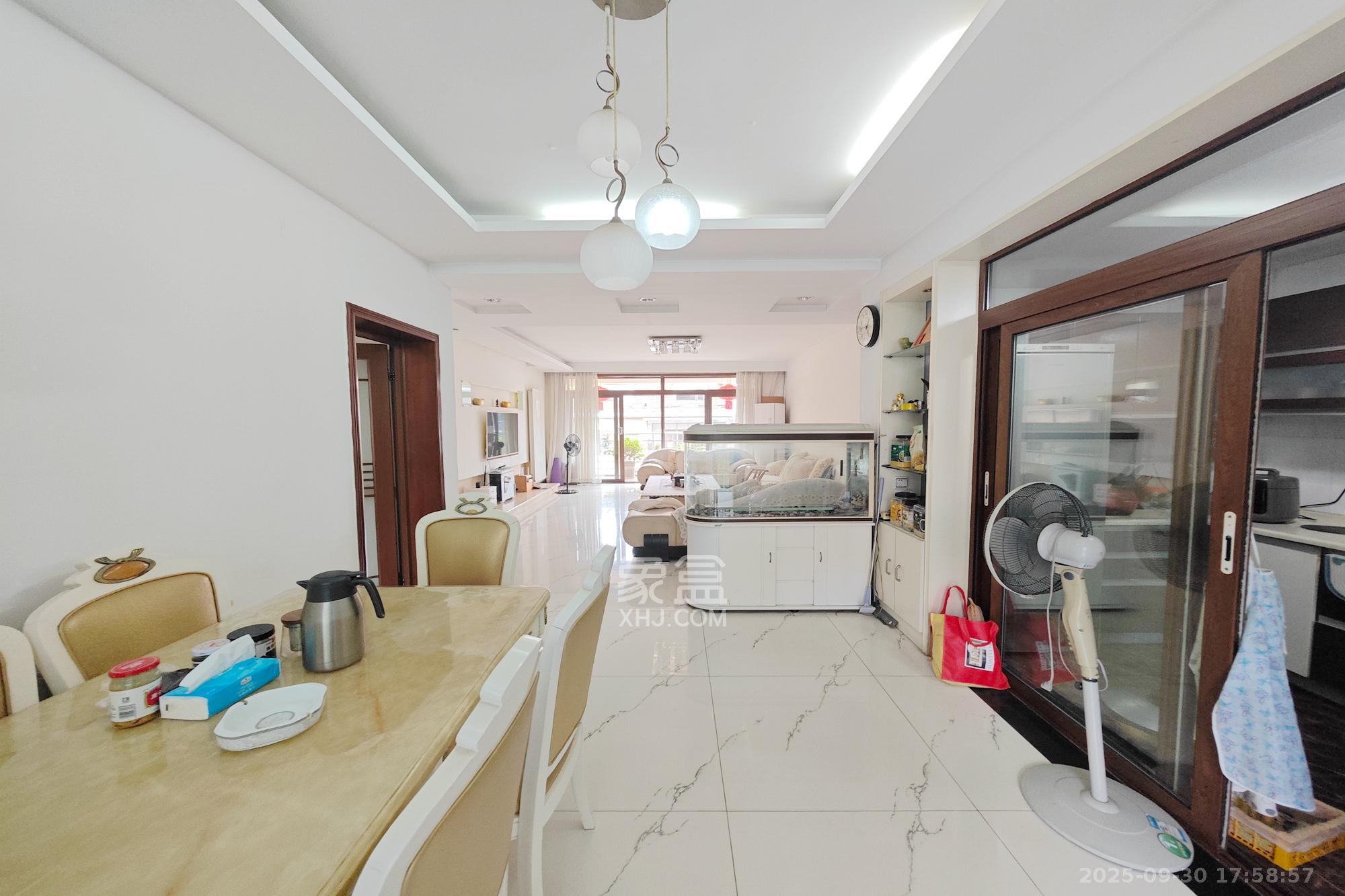 美林景园  6室3厅3卫    186.0万客厅