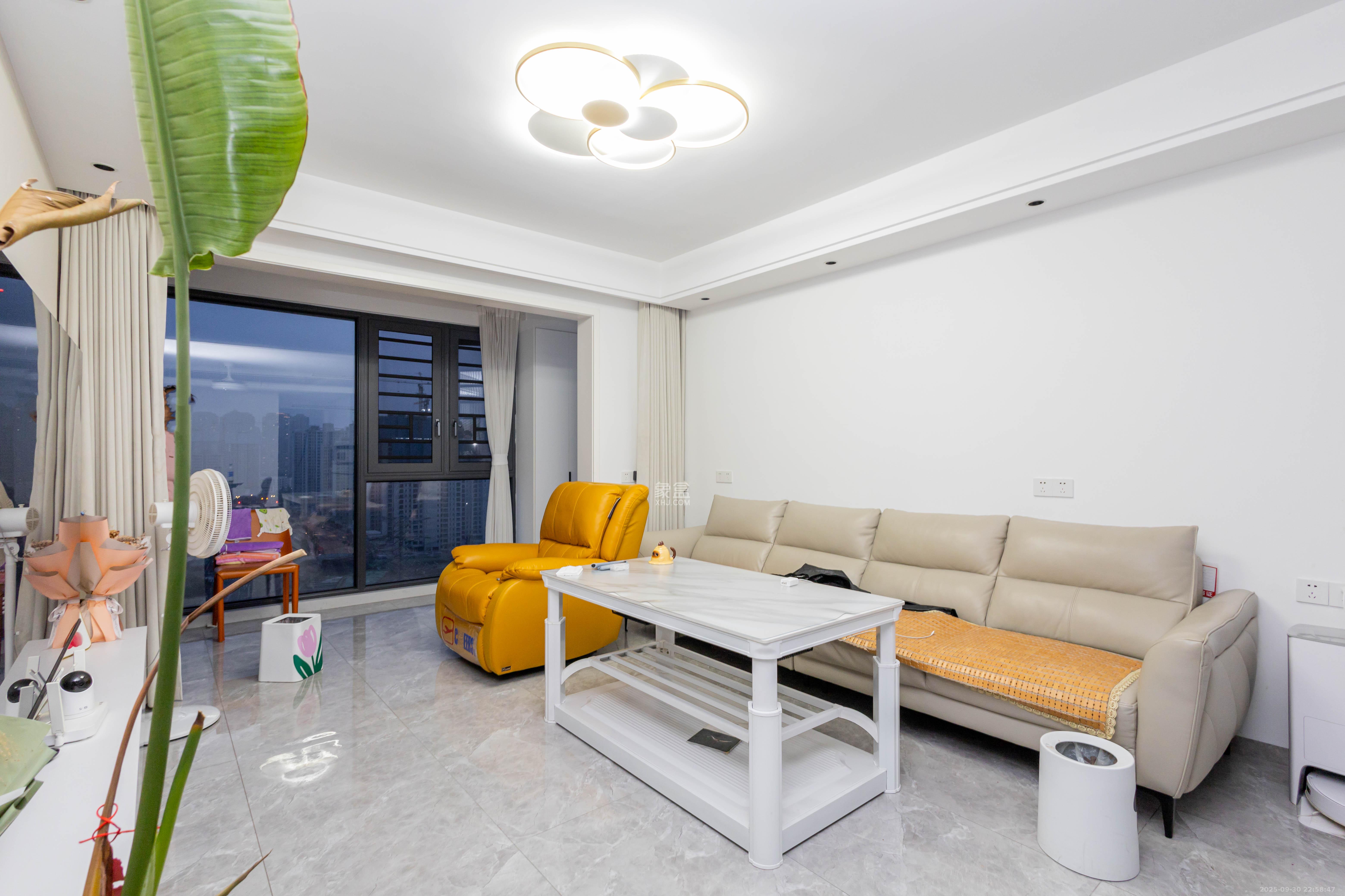 中交中央公园D5区  3室2厅2卫    155.0万客厅