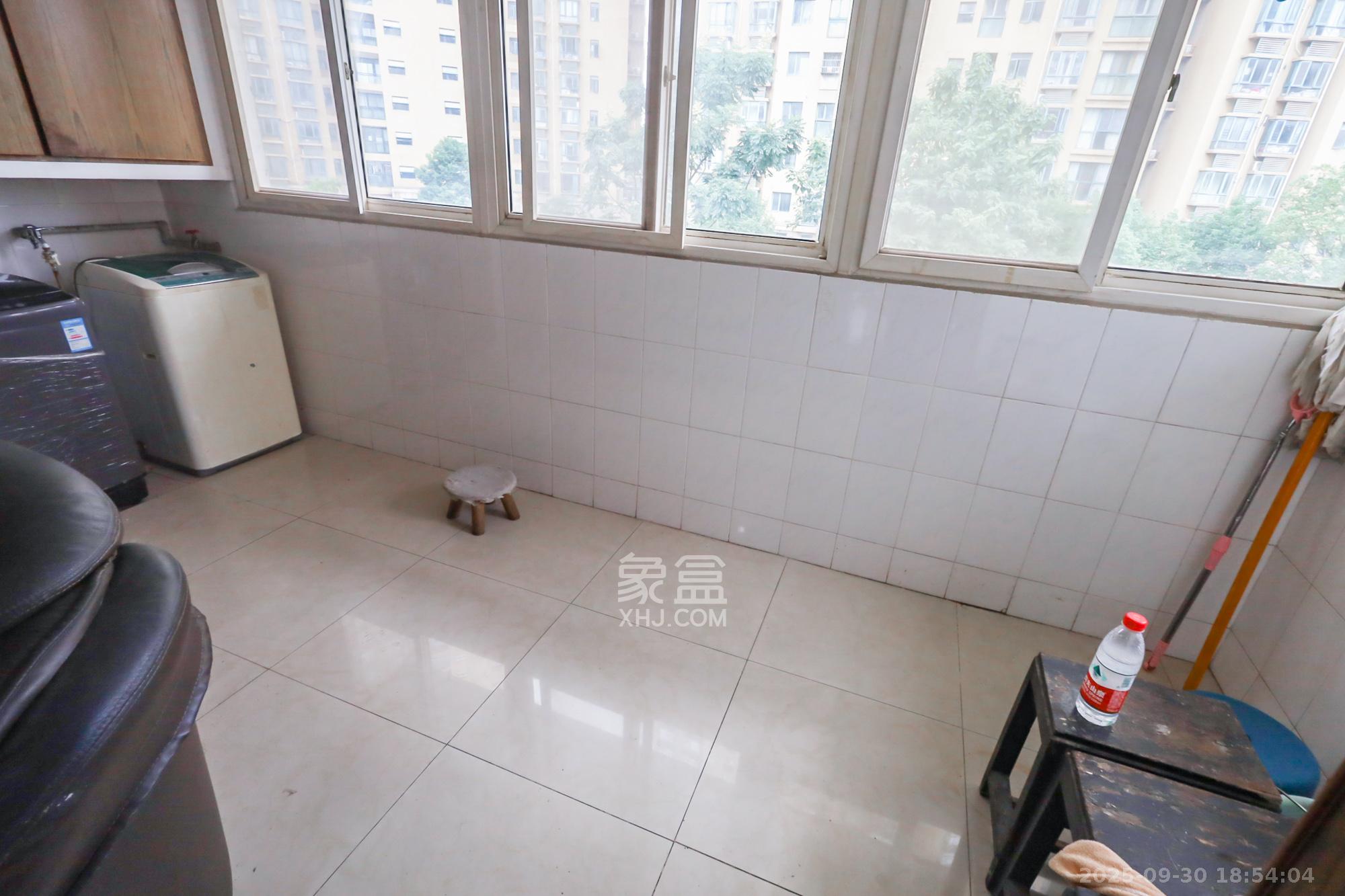 长沙船舶厂宿舍 1室2厅2卫 68.0万 长沙船舶厂宿舍 1室2厅2卫 68.0万阳台